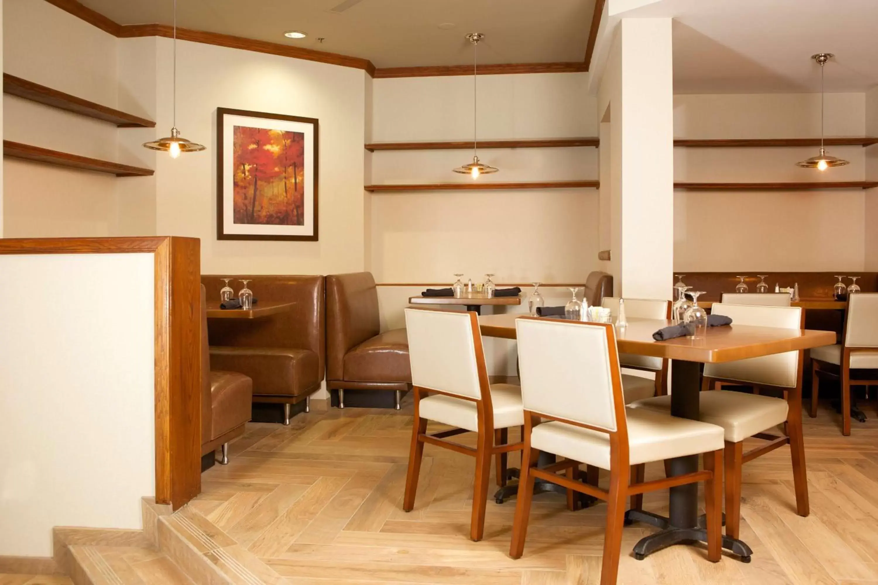 Restaurant/Places to Eat in DoubleTree Suites by Hilton Raleigh-Durham