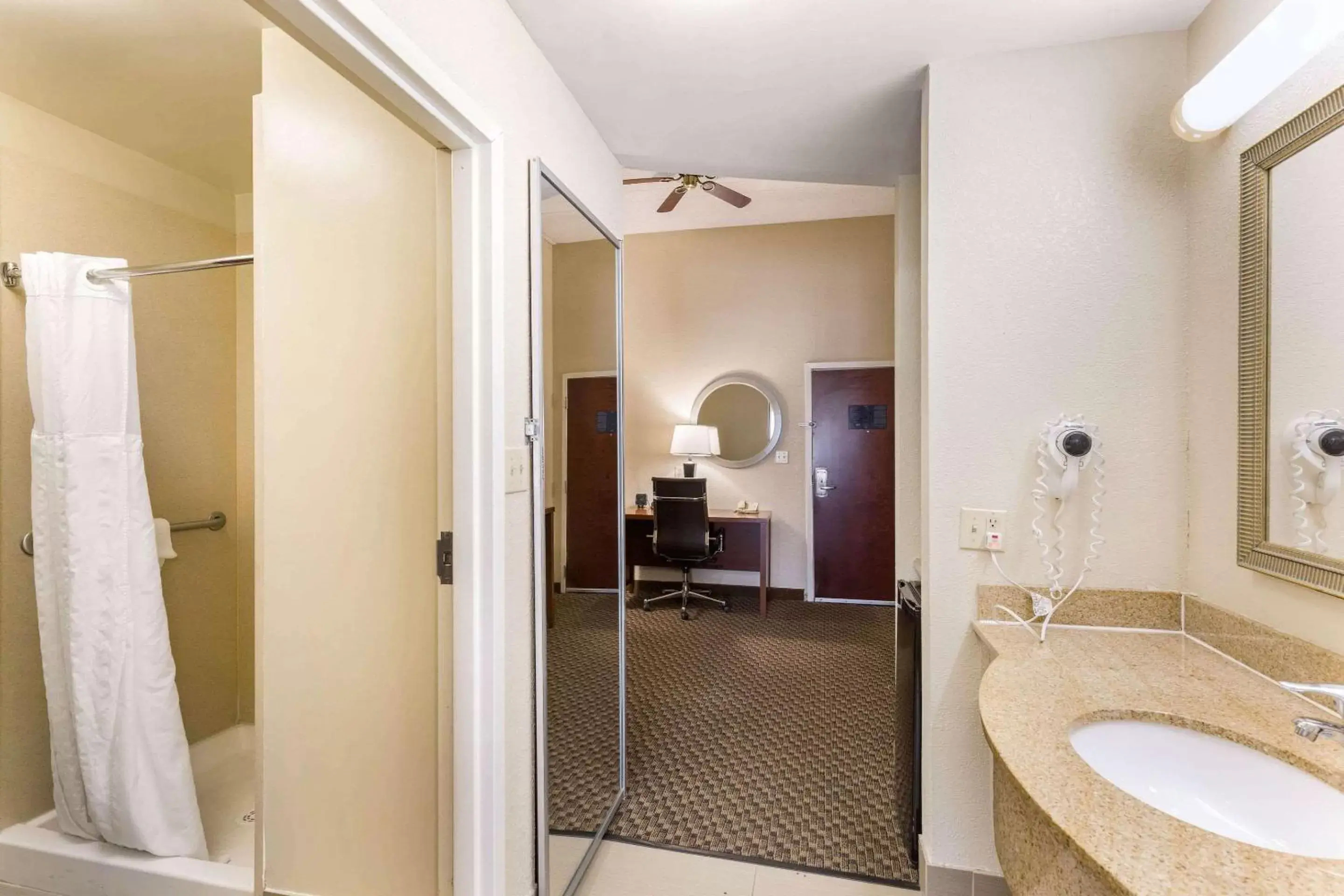 Bedroom, Bathroom in Comfort Suites Columbia Gateway