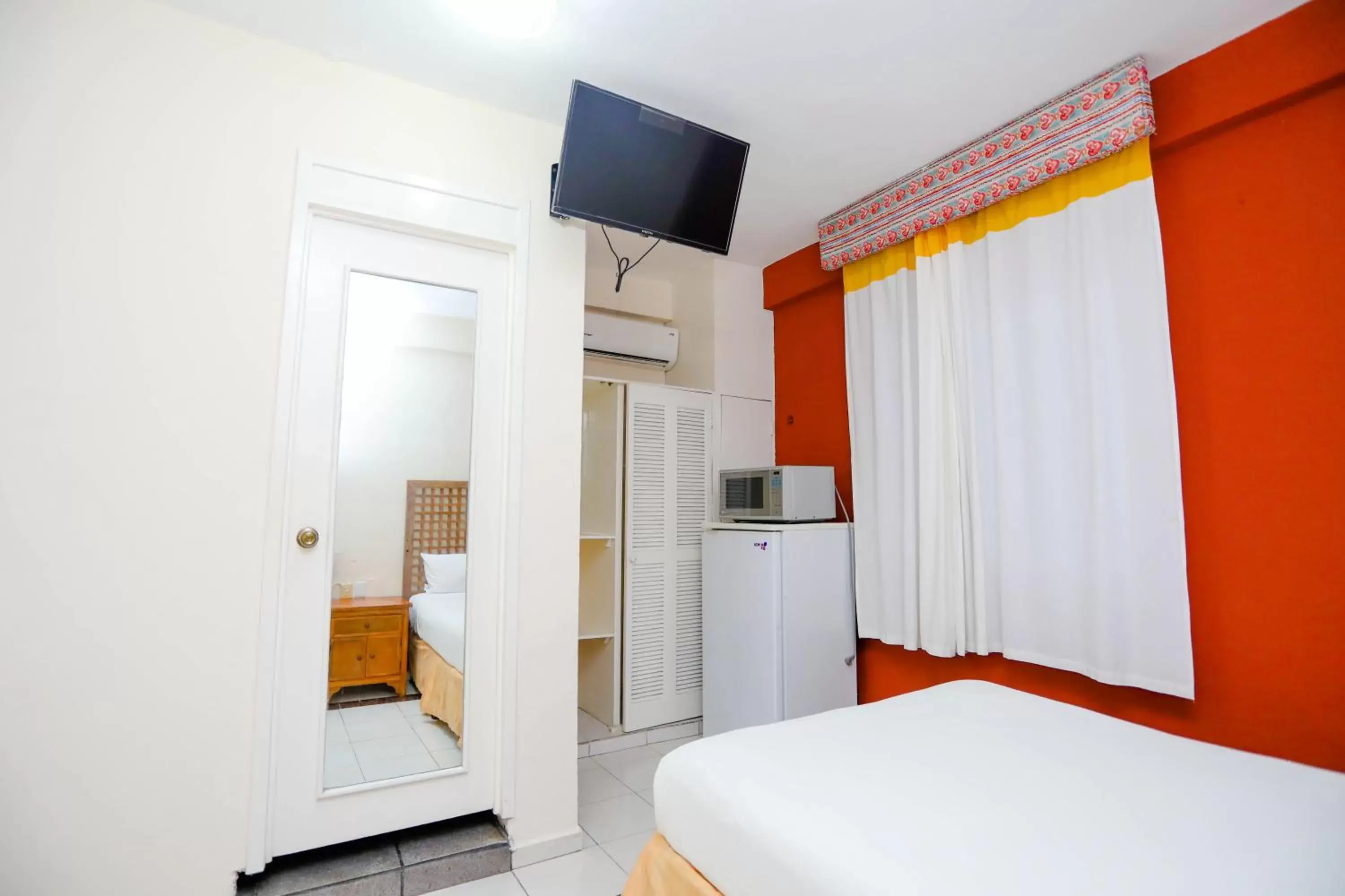 Bedroom, TV/Entertainment Center in Hotel Santa Maria