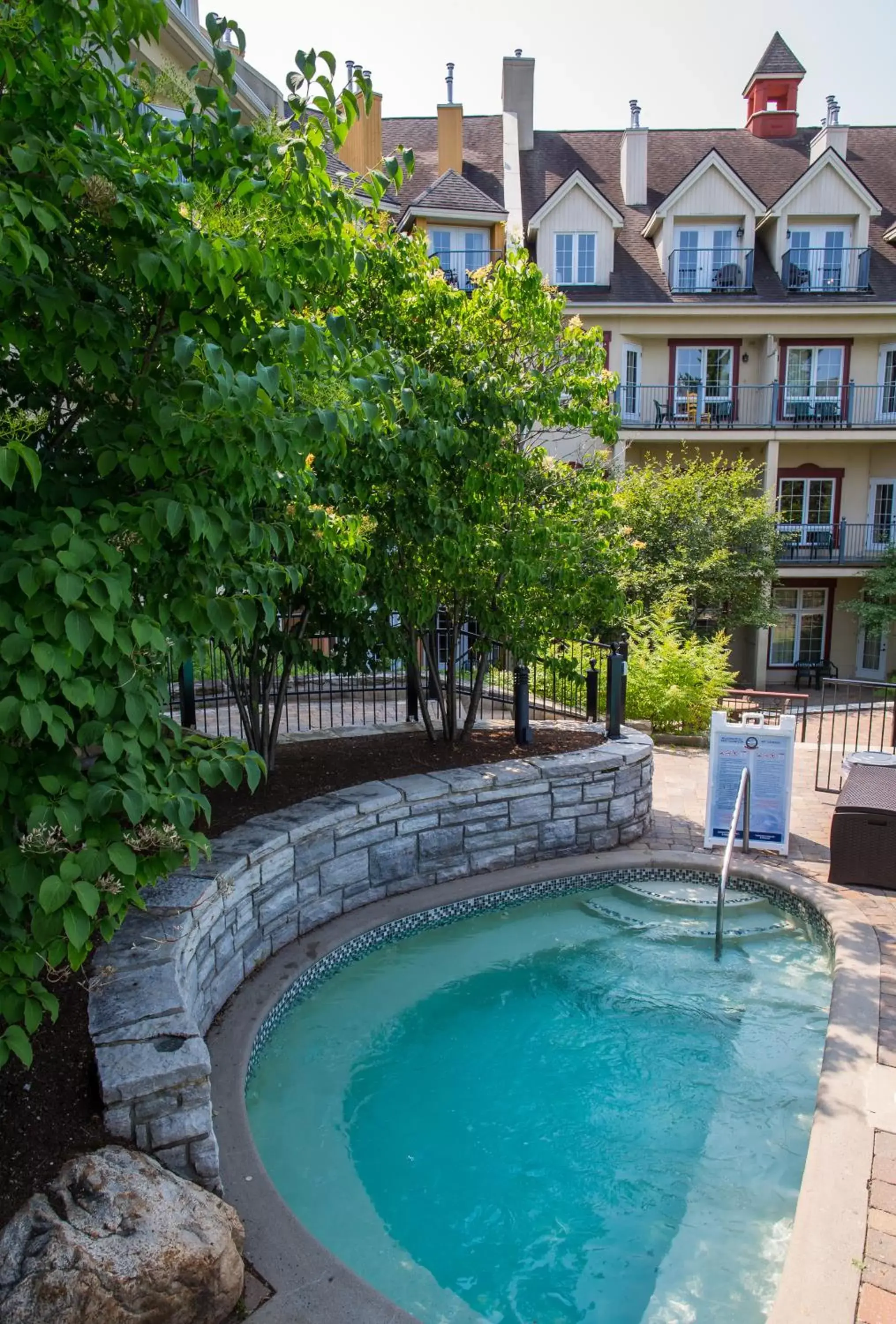 Hot Tub, Swimming Pool in Tour des Voyageurs