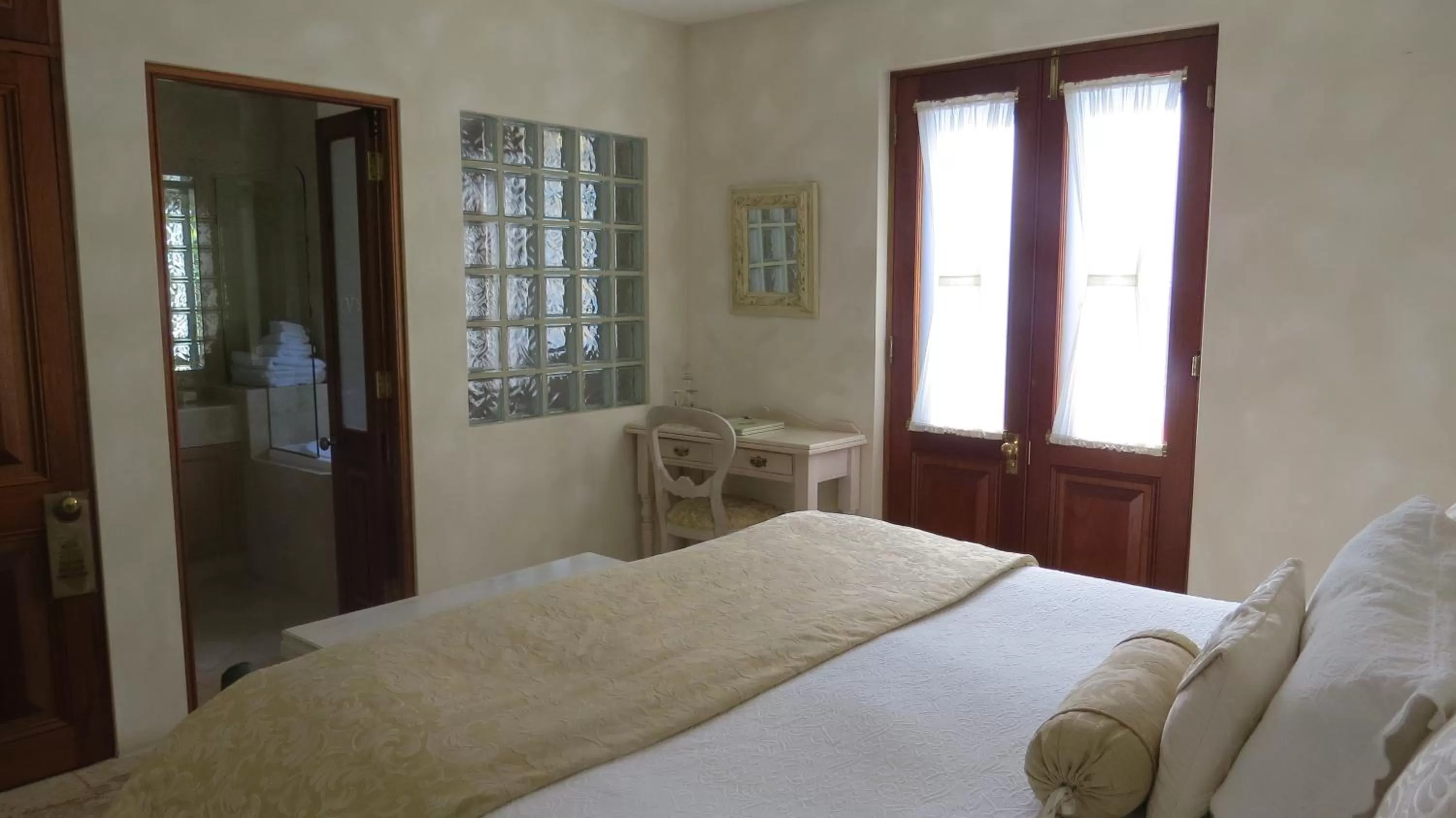 Day, Bed in Victoria's At Wategos