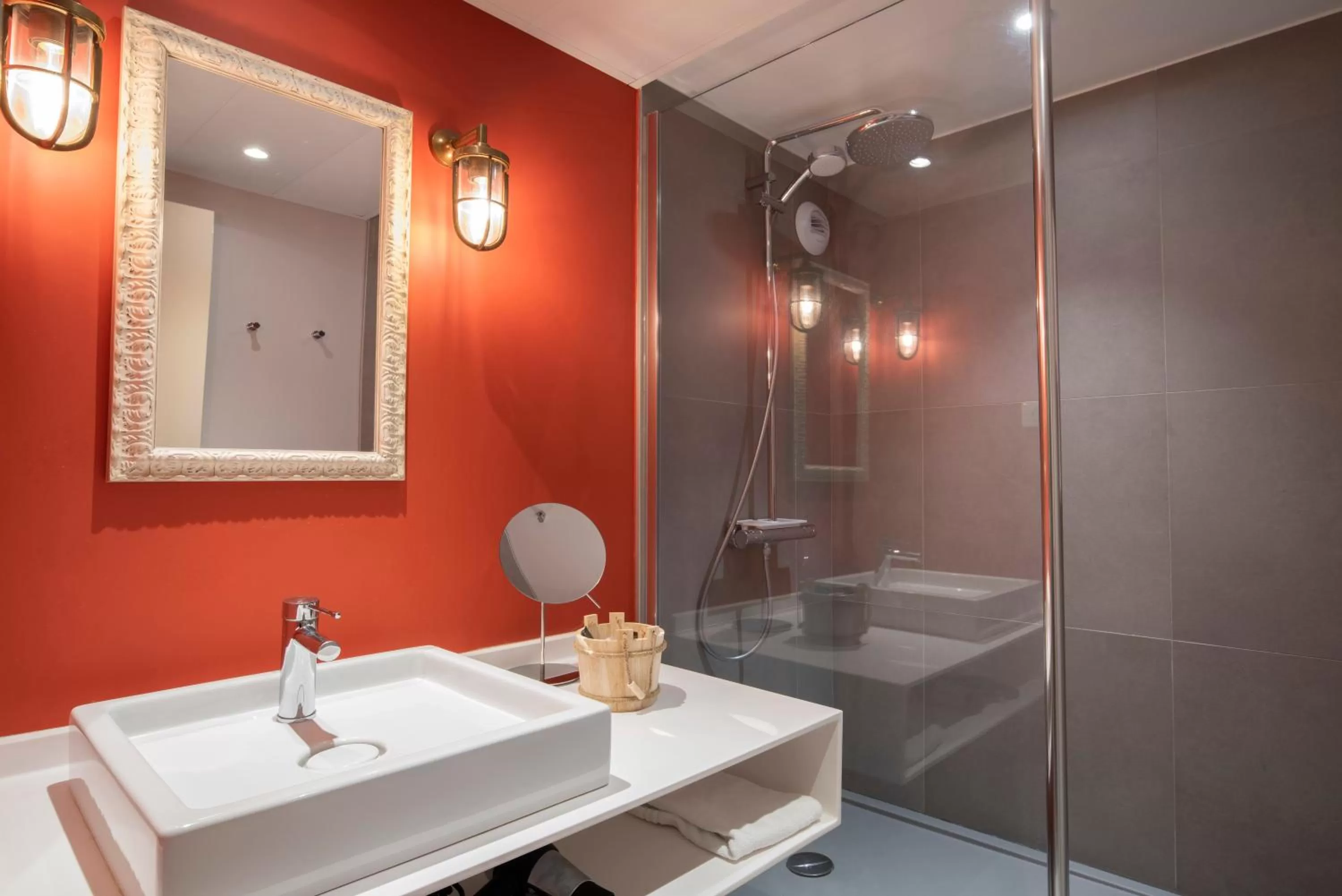 Shower in Novotel Orléans Chemins De Sologne Demeures De Campagne