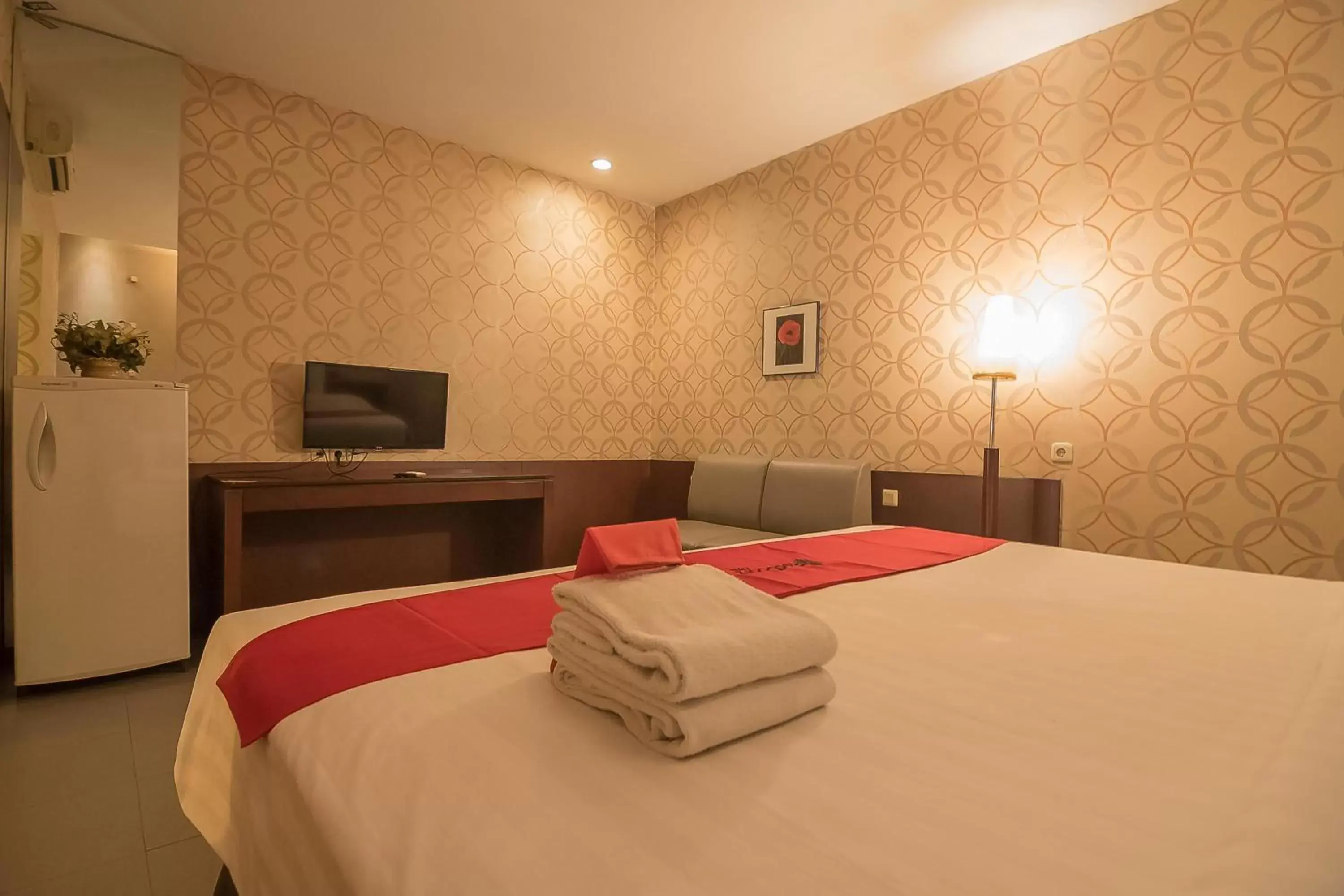 Bedroom, Bed in RedDoorz Plus @ Cipaganti Street 3