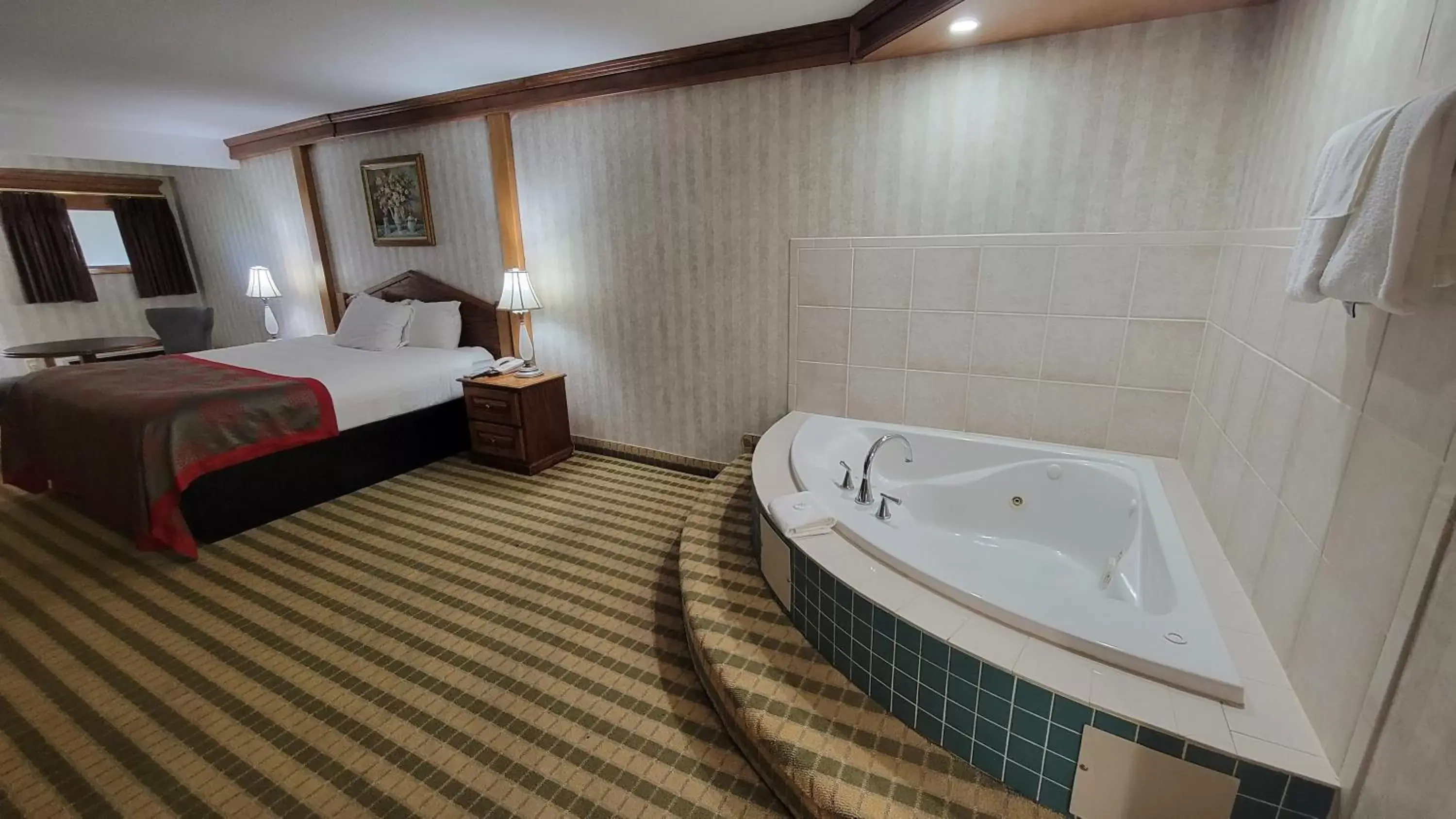 Hot Tub, Bed in Ramada by Wyndham Saginaw Hotel & Suites Hot Tub, Bed in Ramada by Wyndham Saginaw Hotel & Suites