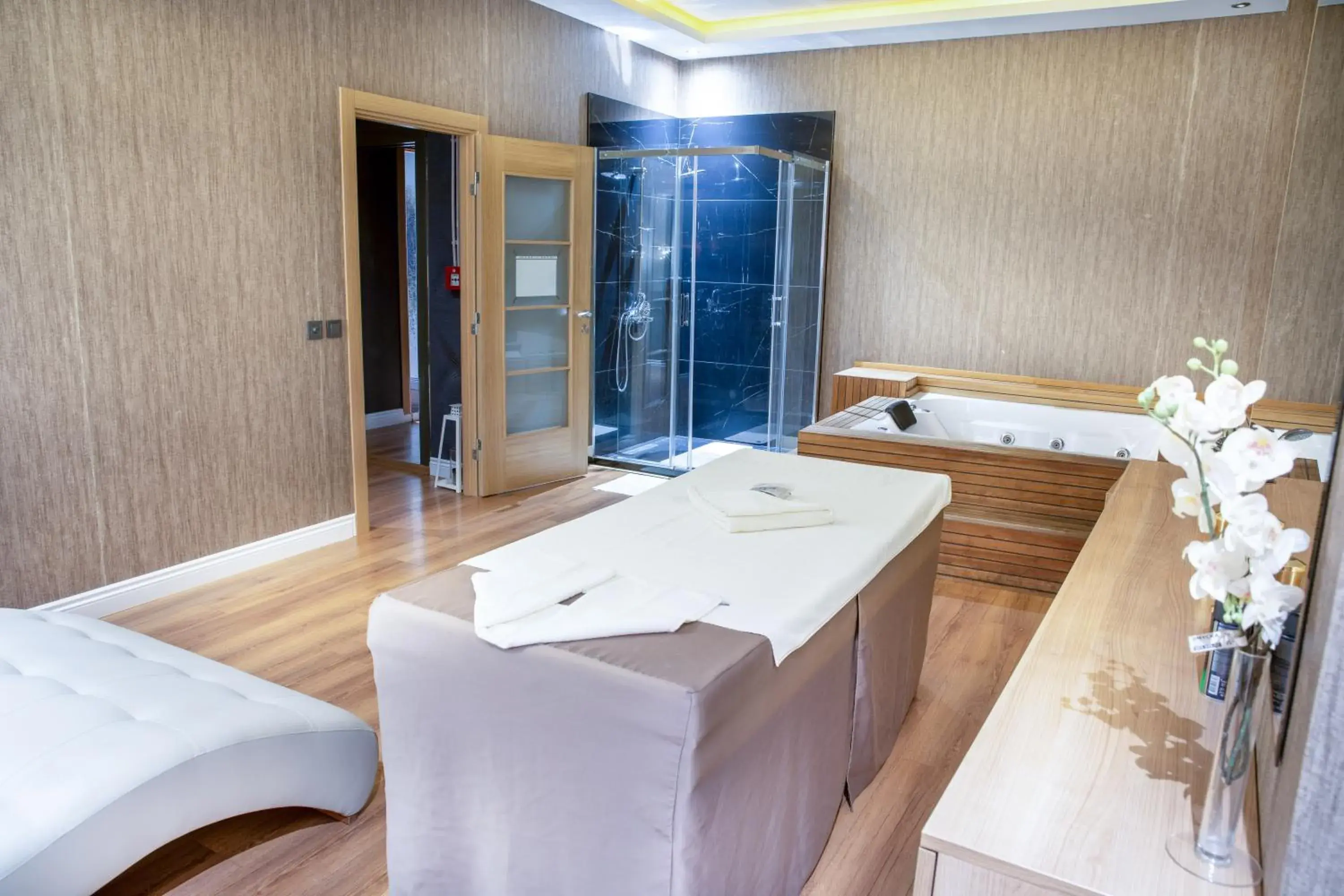 Spa and wellness centre/facilities, Bathroom in Grand Aras Hotel & Suites