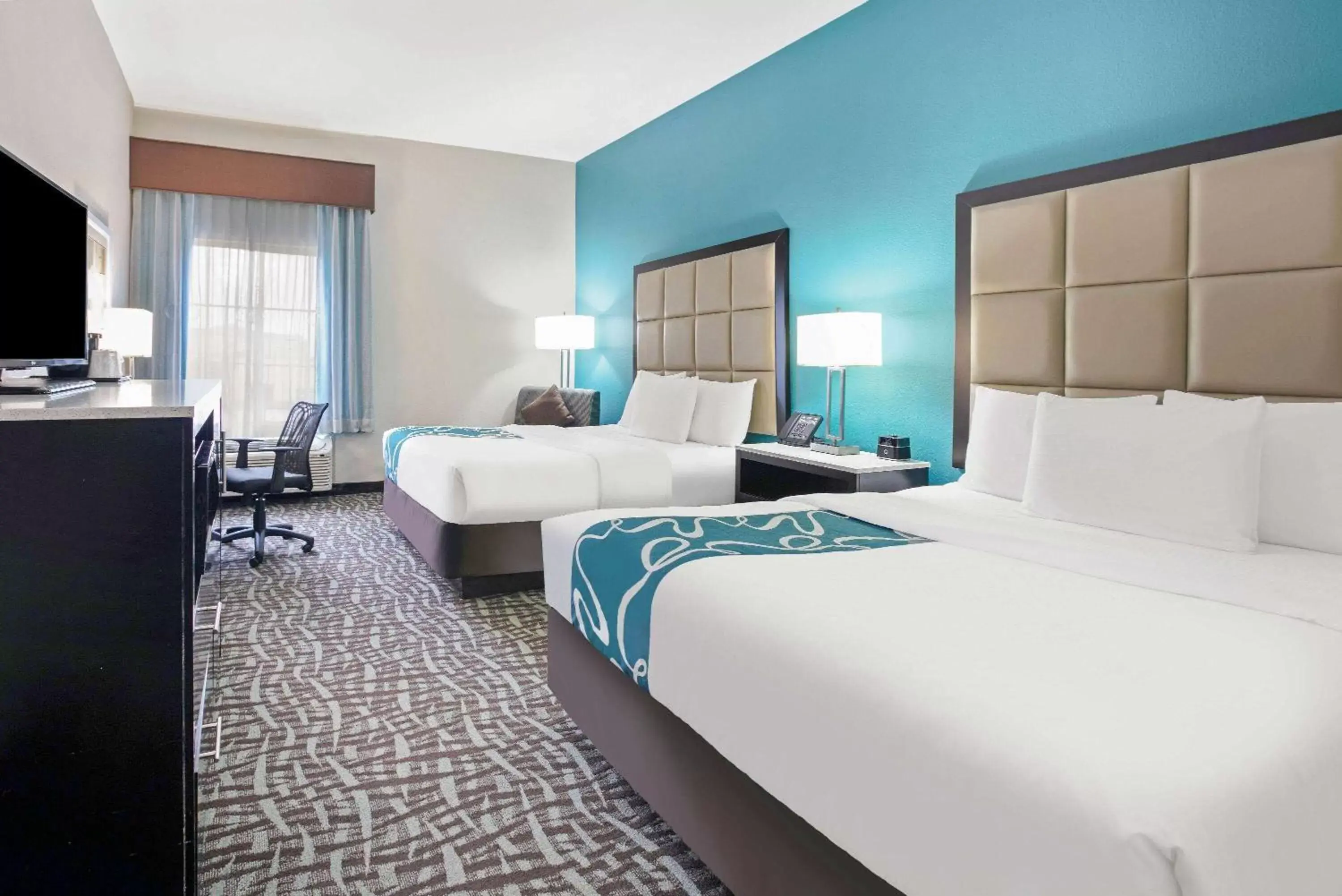 Photo of the whole room in La Quinta Inn and Suites by Wyndham Paris
