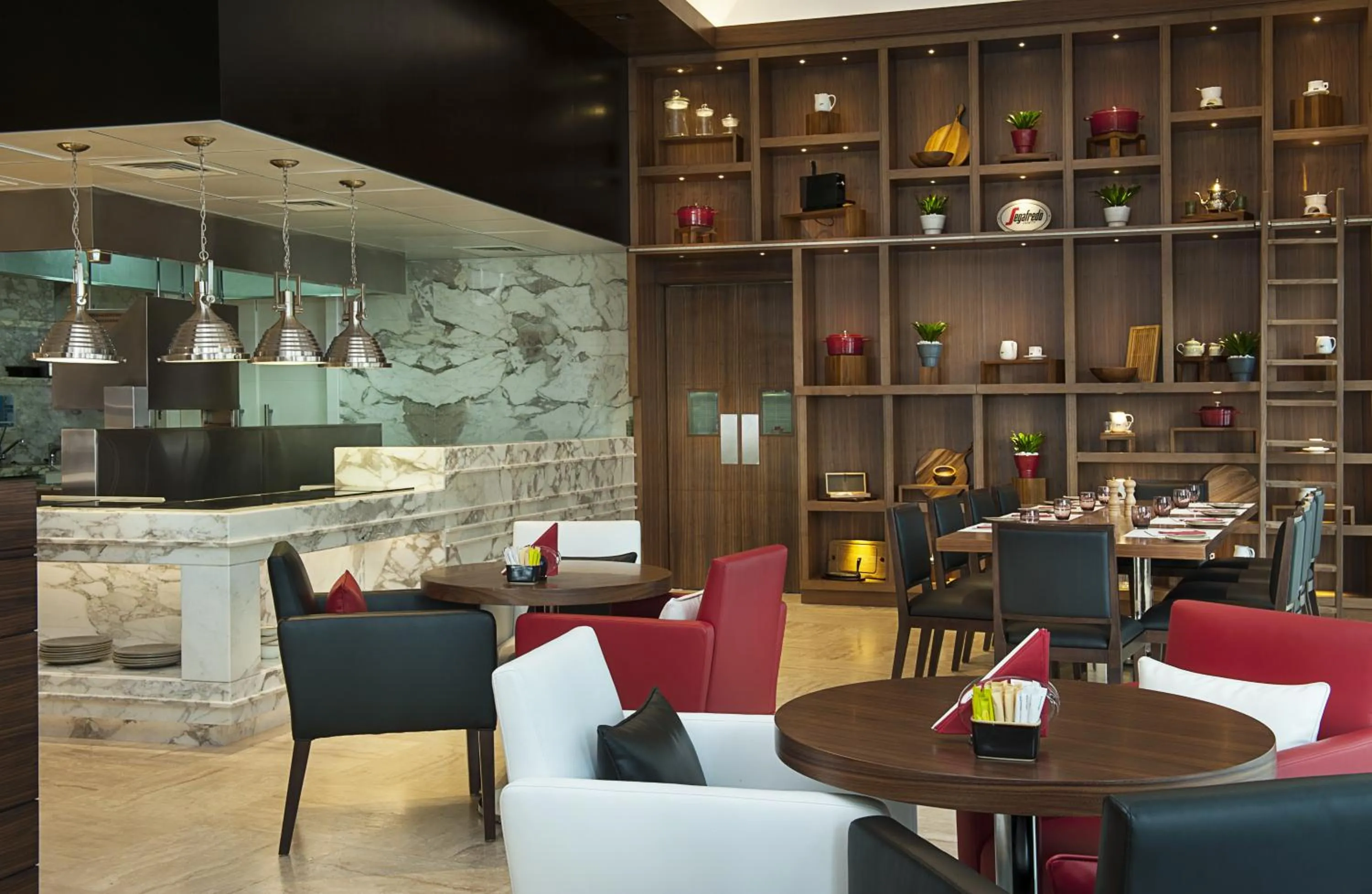 Restaurant/places to eat in DAMAC Maison Cour Jardin