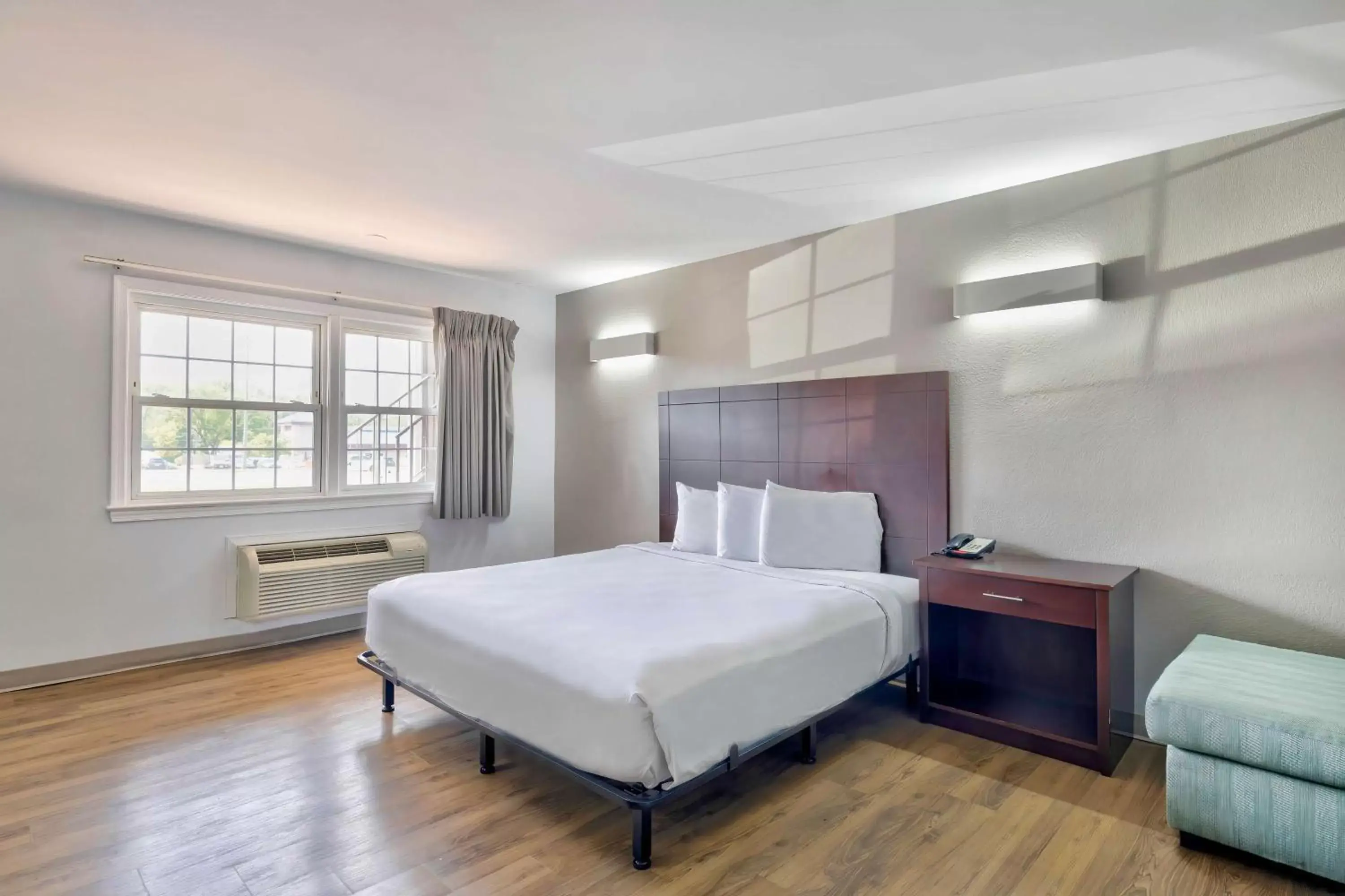 Bedroom, Bed in Motel 6-Falls Church, VA - Arlington Boulevard