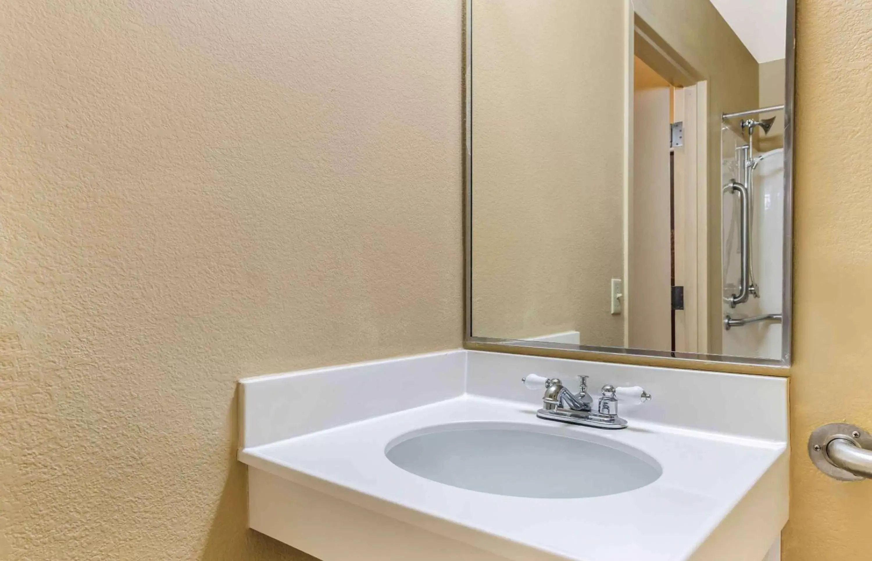 Bathroom in Extended Stay America Suites - Minneapolis - Woodbury