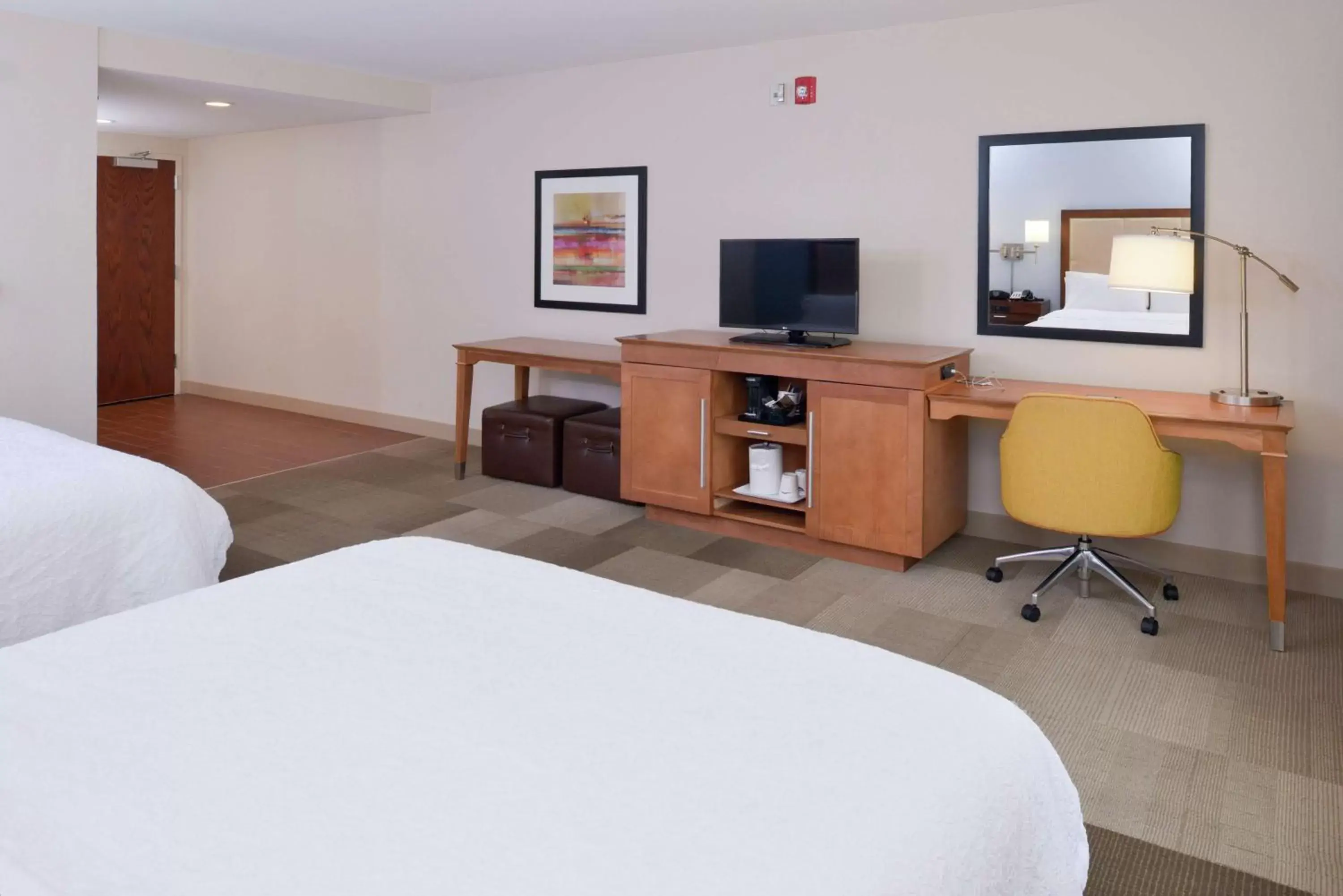 Bedroom, TV/Entertainment Center in Hampton Inn & Suites by Hilton Lonoke