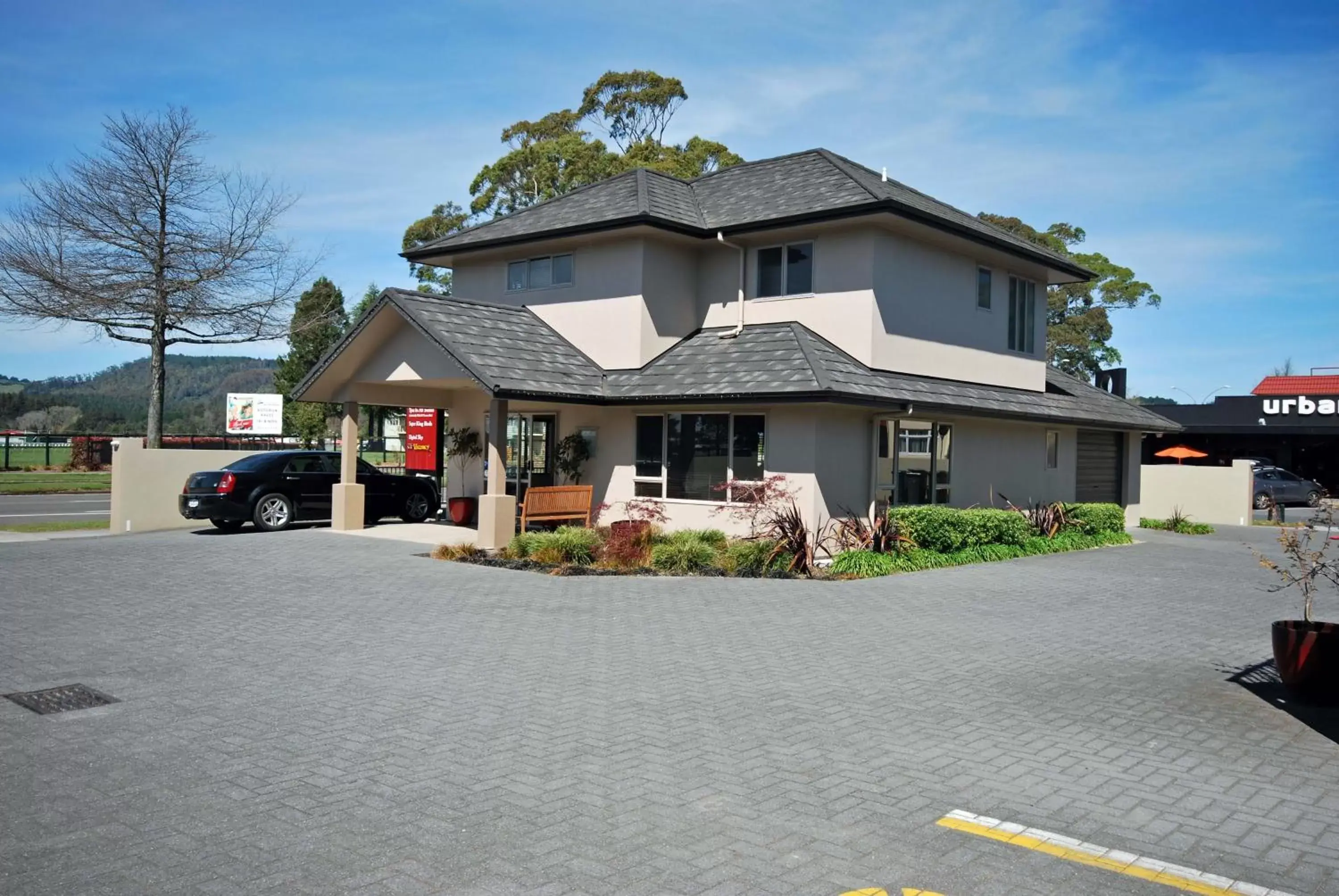 Facade/entrance, Property Building in Executive On Fenton