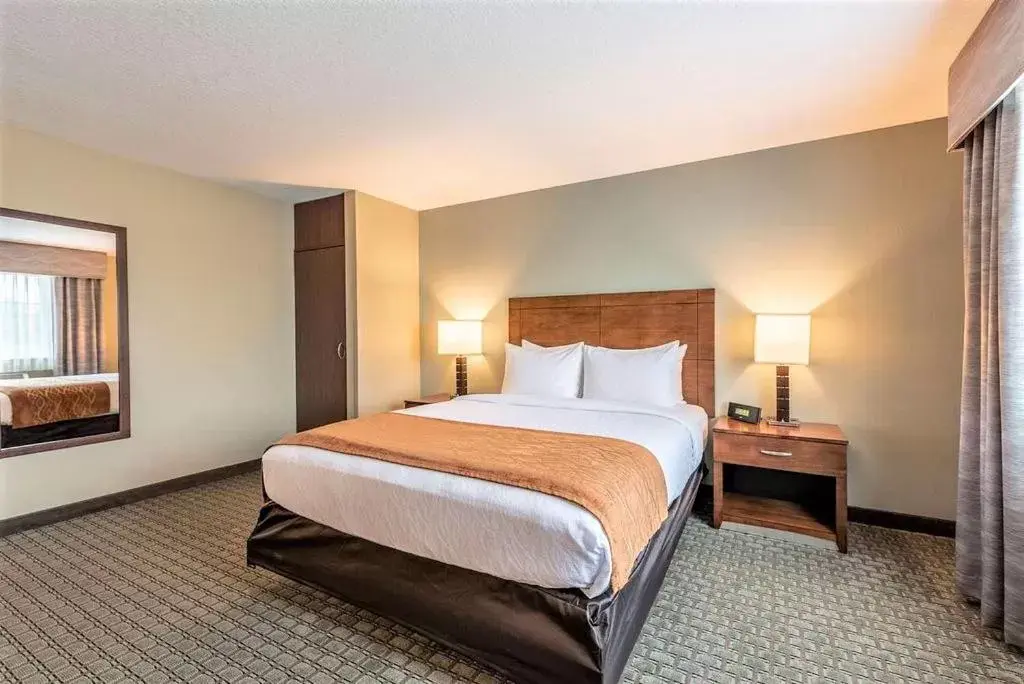 Bed in AmeriVu Inn and Suites - Chisago City