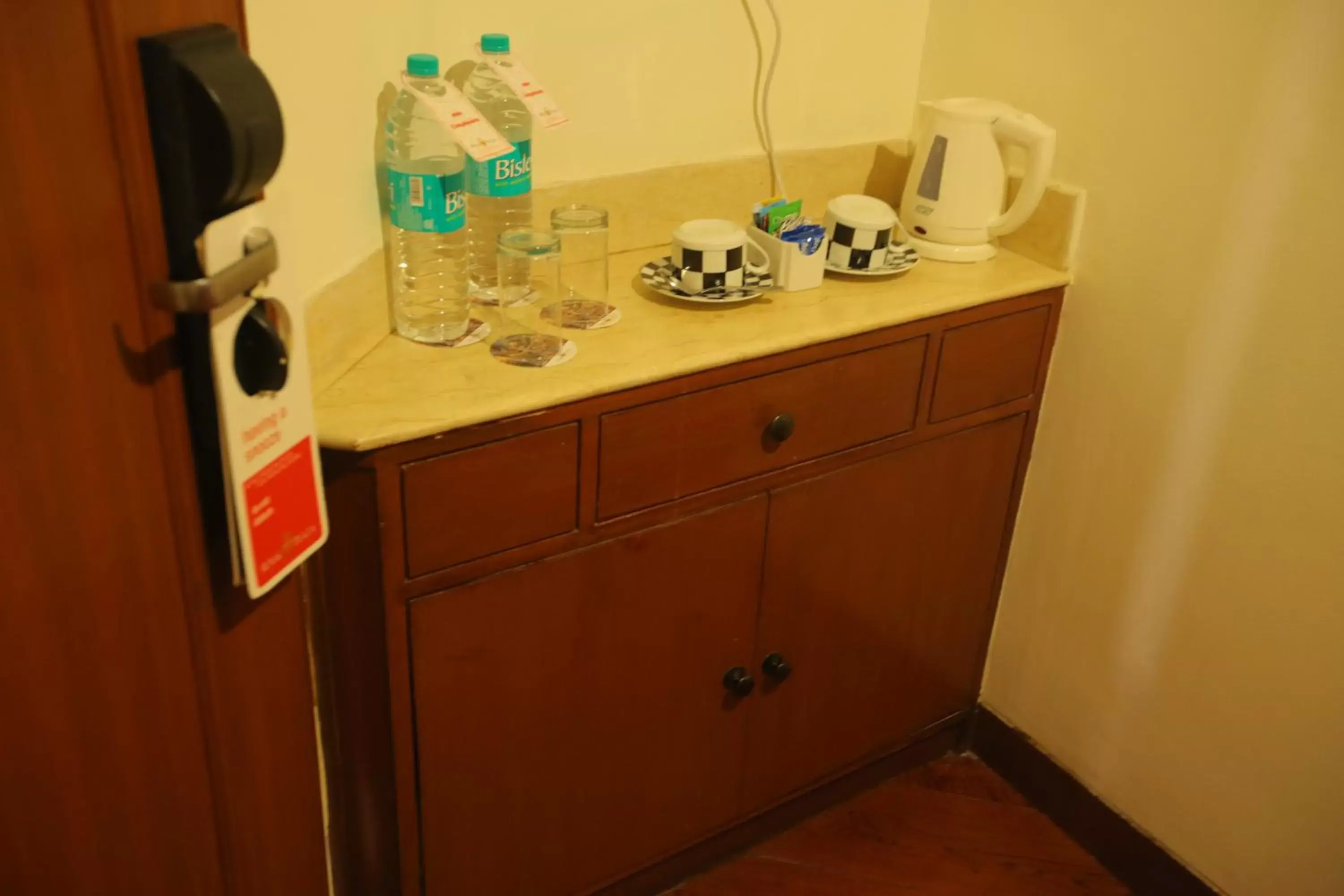 Coffee/tea facilities, Kitchen/Kitchenette in Hotel The Royal Plaza