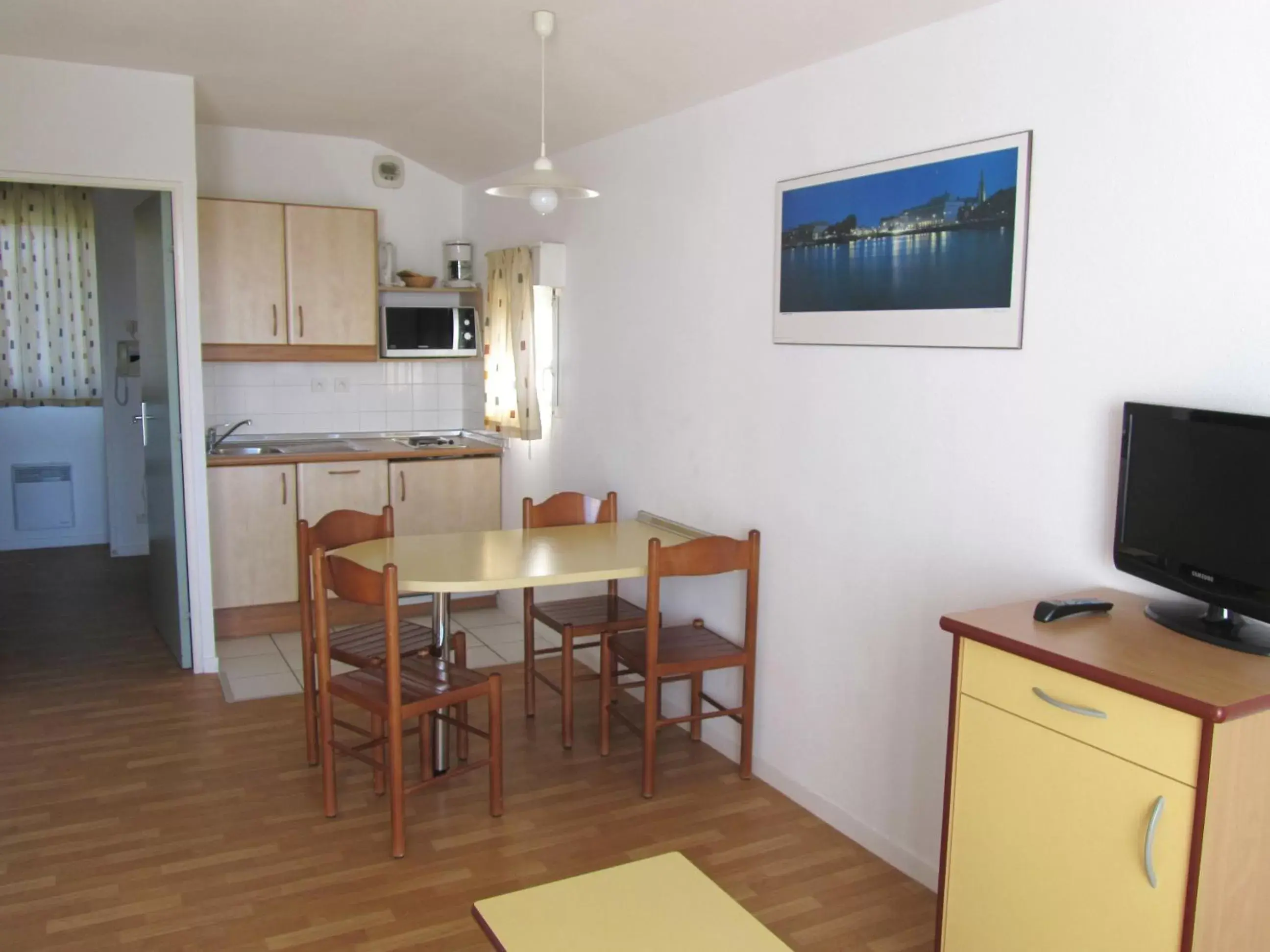 Kitchen or kitchenette, Dining Area in Résidence Mer & Golf Ilbarritz