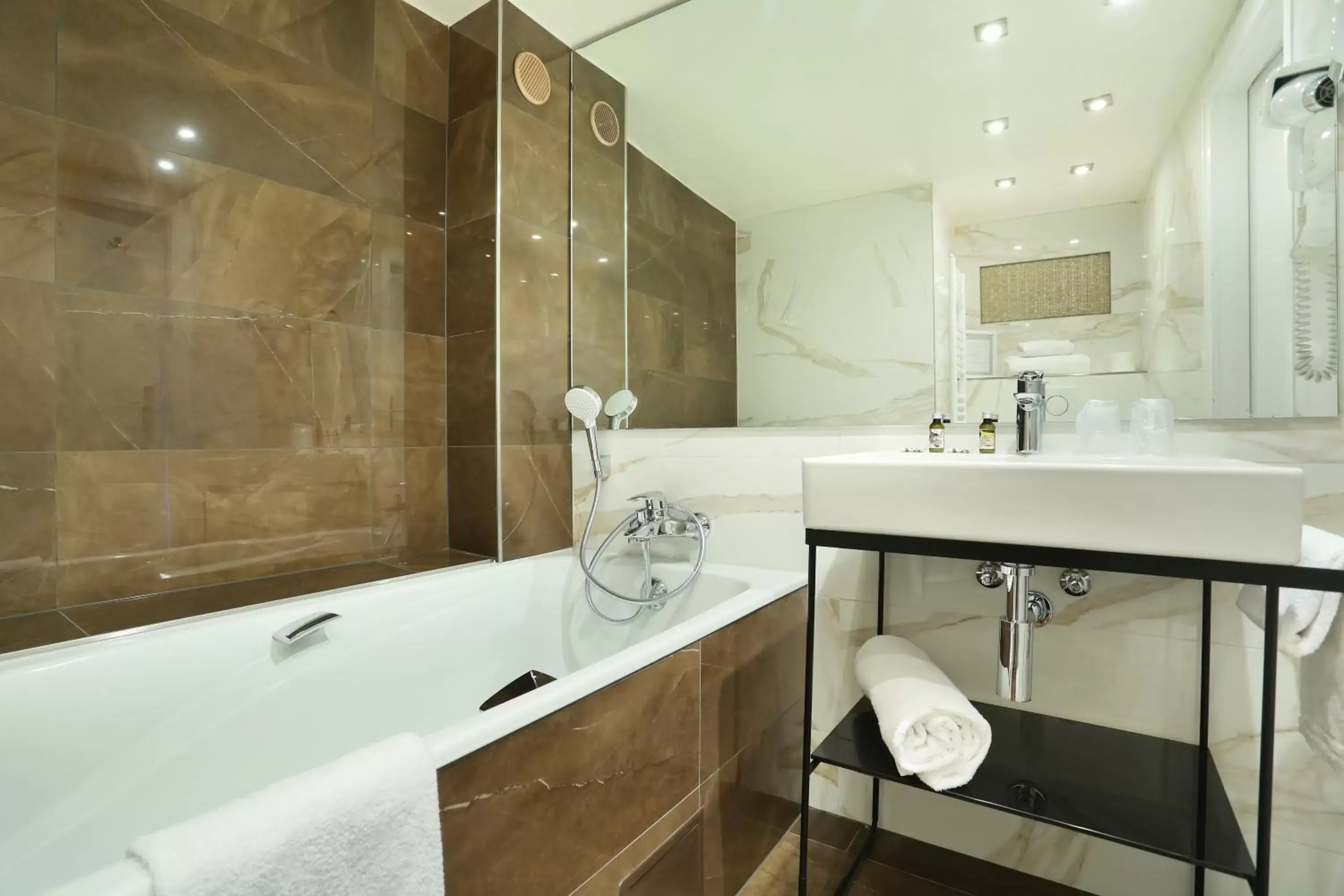 Bathroom in Hotel Suisse