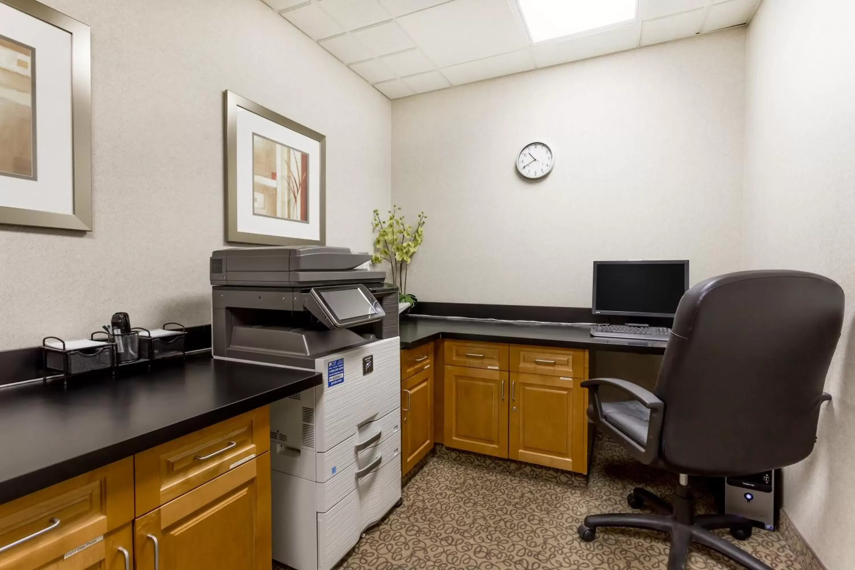 Business facilities, Kitchen/Kitchenette in Wingate by Wyndham Calgary South