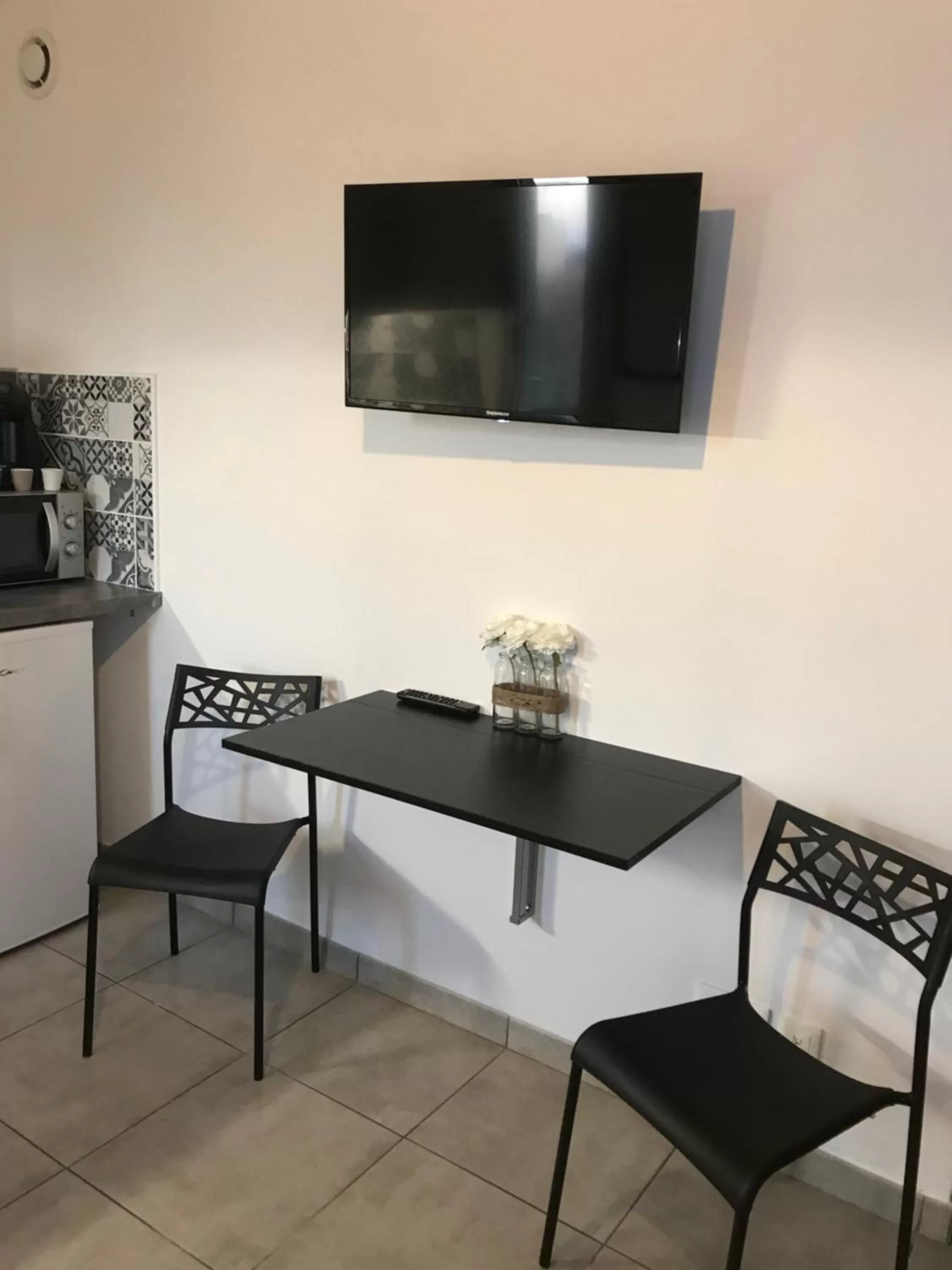 TV/Entertainment Center in LE MONICA