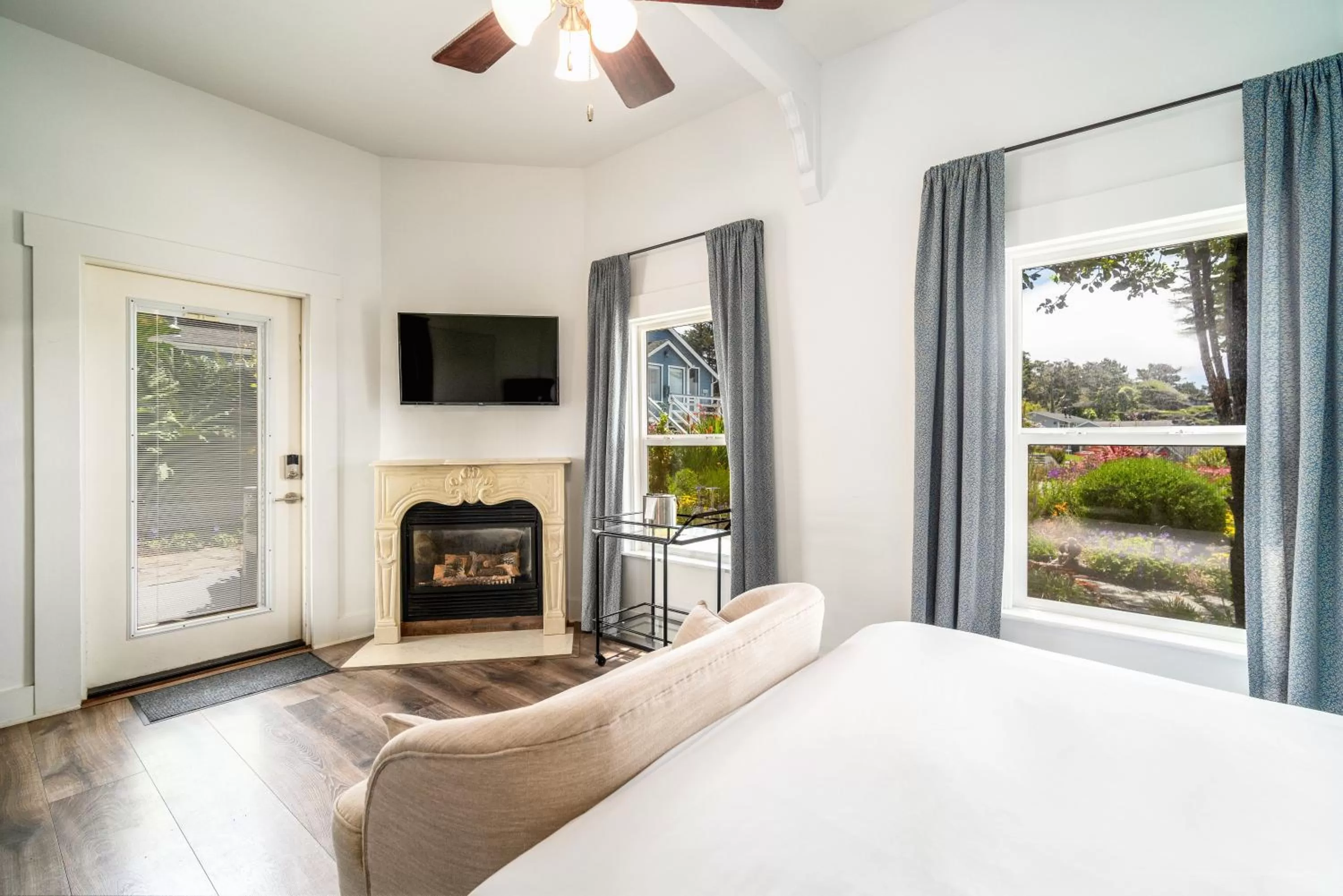 TV and multimedia, Bed in Agate Cove Inn