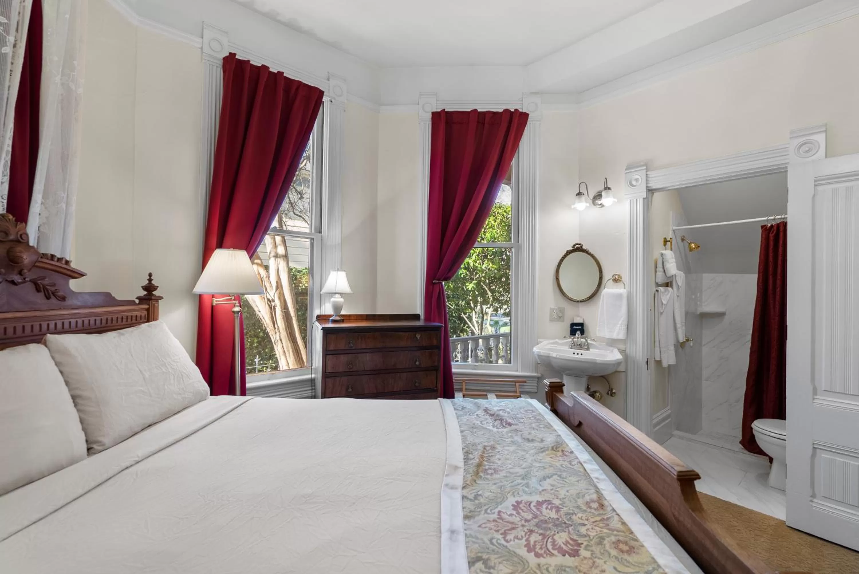 Bed in Hennessey House Bed and Breakfast