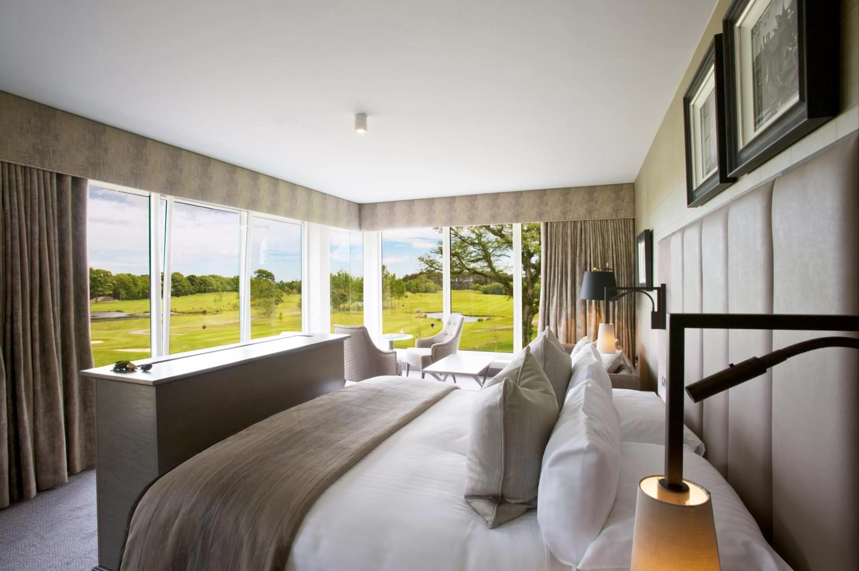 Bed in Meldrum House Hotel Golf And Country Estate