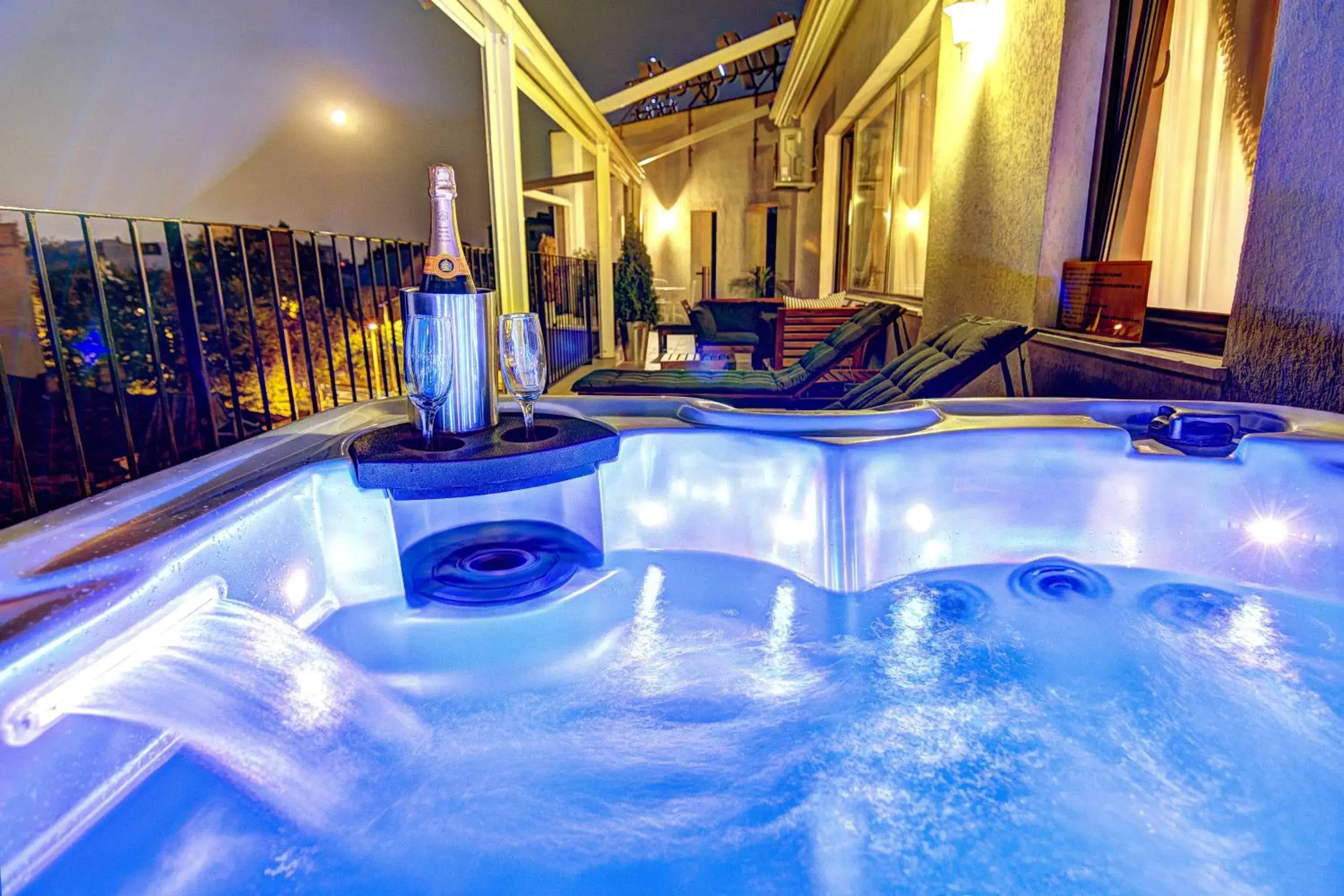 Hot Tub, Swimming Pool in Villa Boutique Lafayette