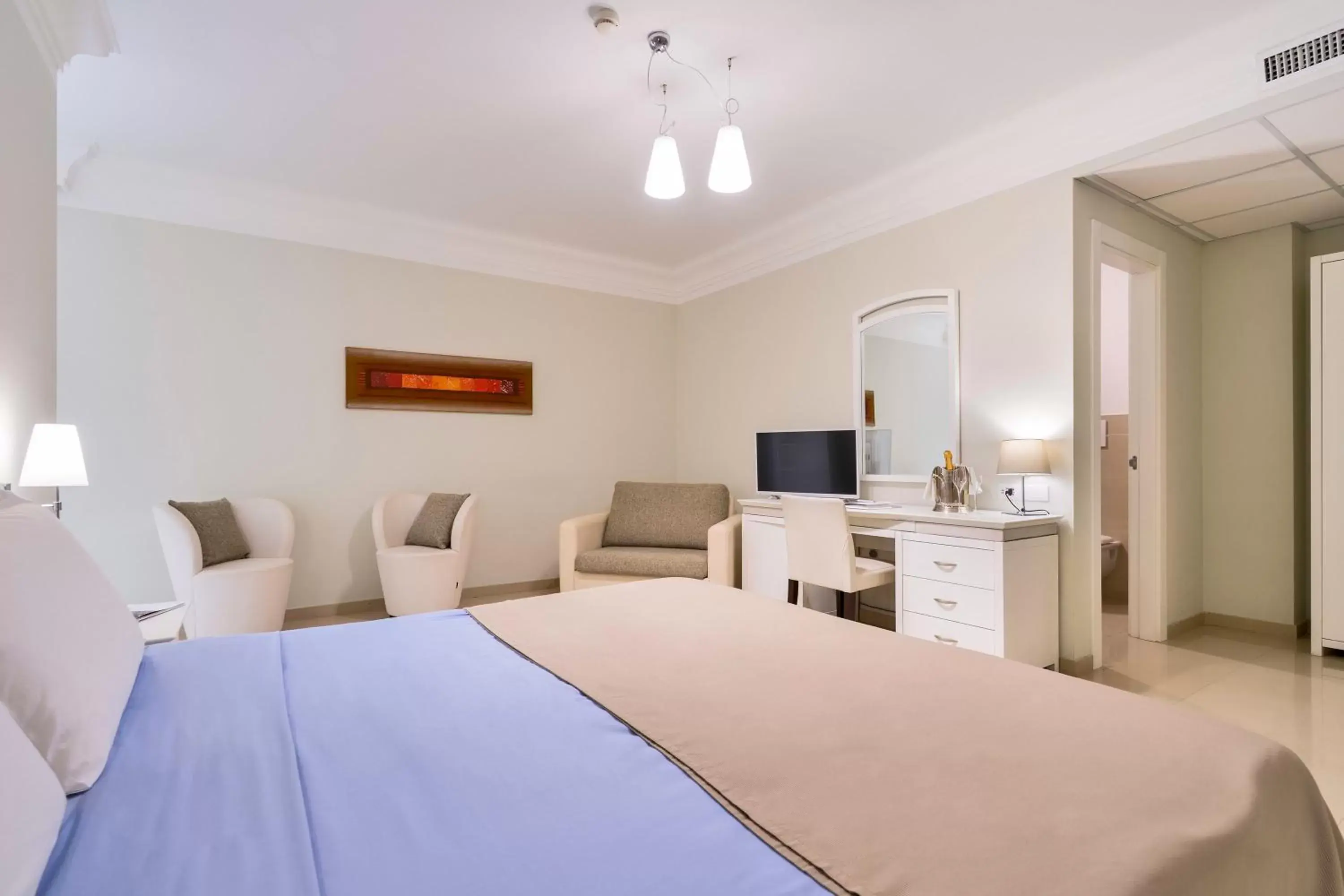 Bedroom, Bed in Victoria Palace Hotel & Zen Wellness