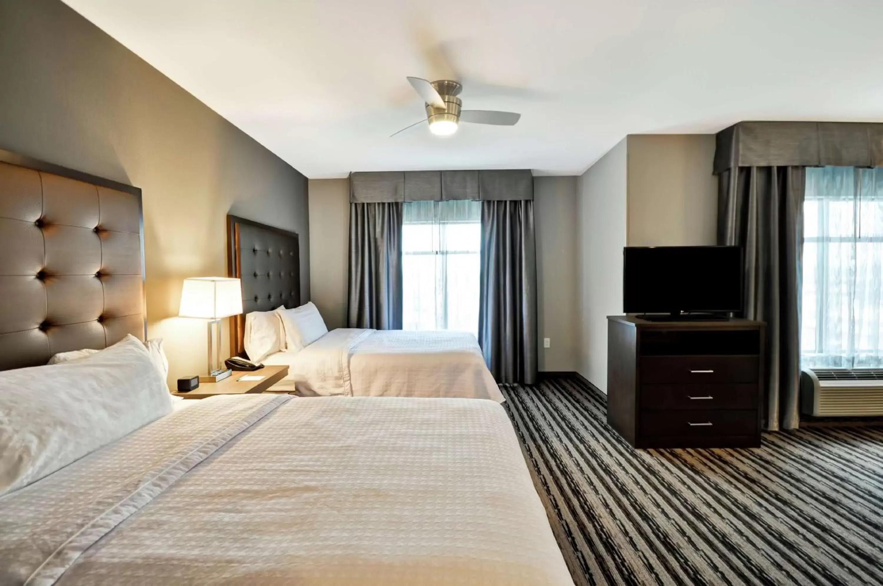 Bed, TV/Entertainment Center in Homewood Suites by Hilton Cincinnati/West Chester