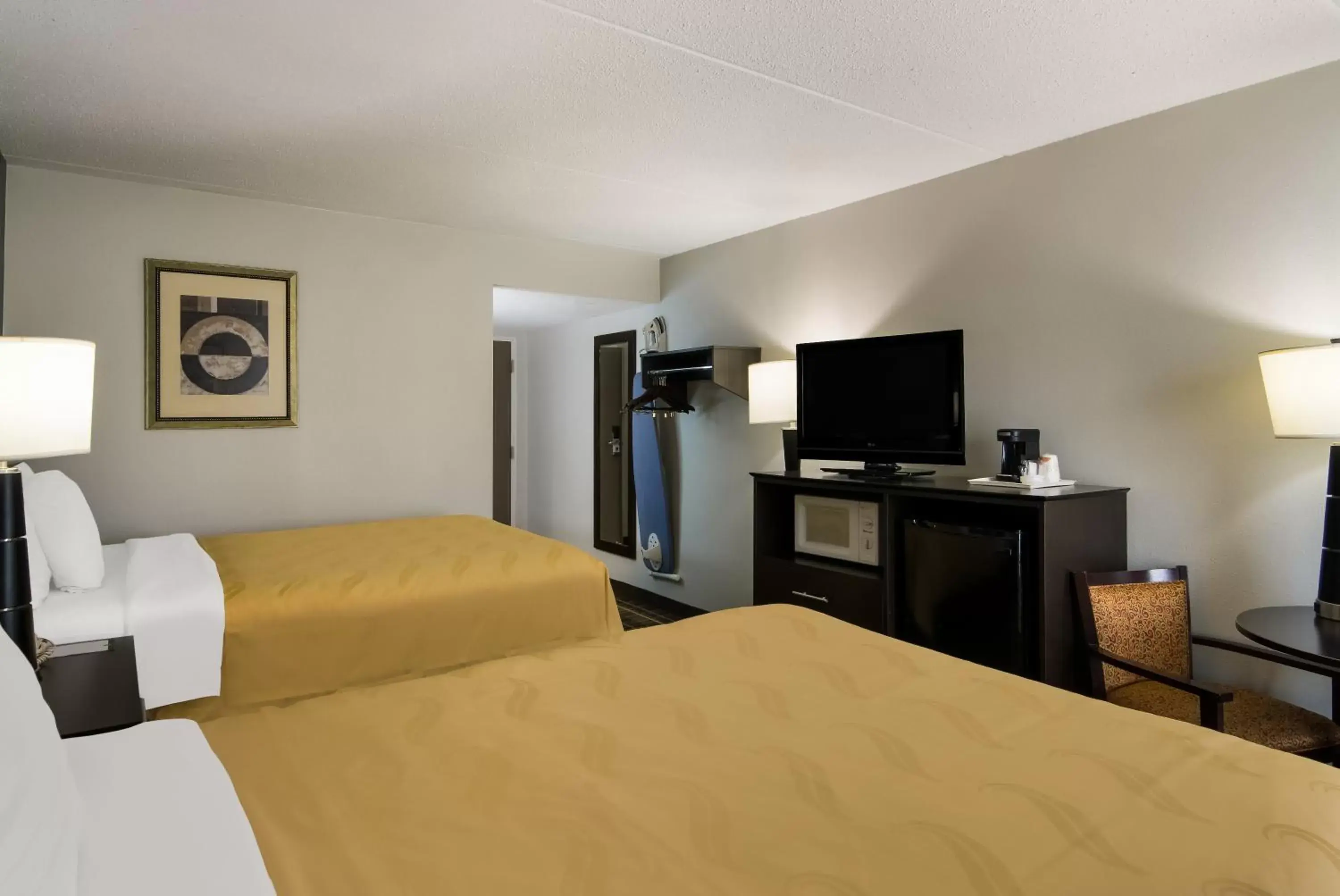 Bed in Quality Inn Aurora - Naperville Area