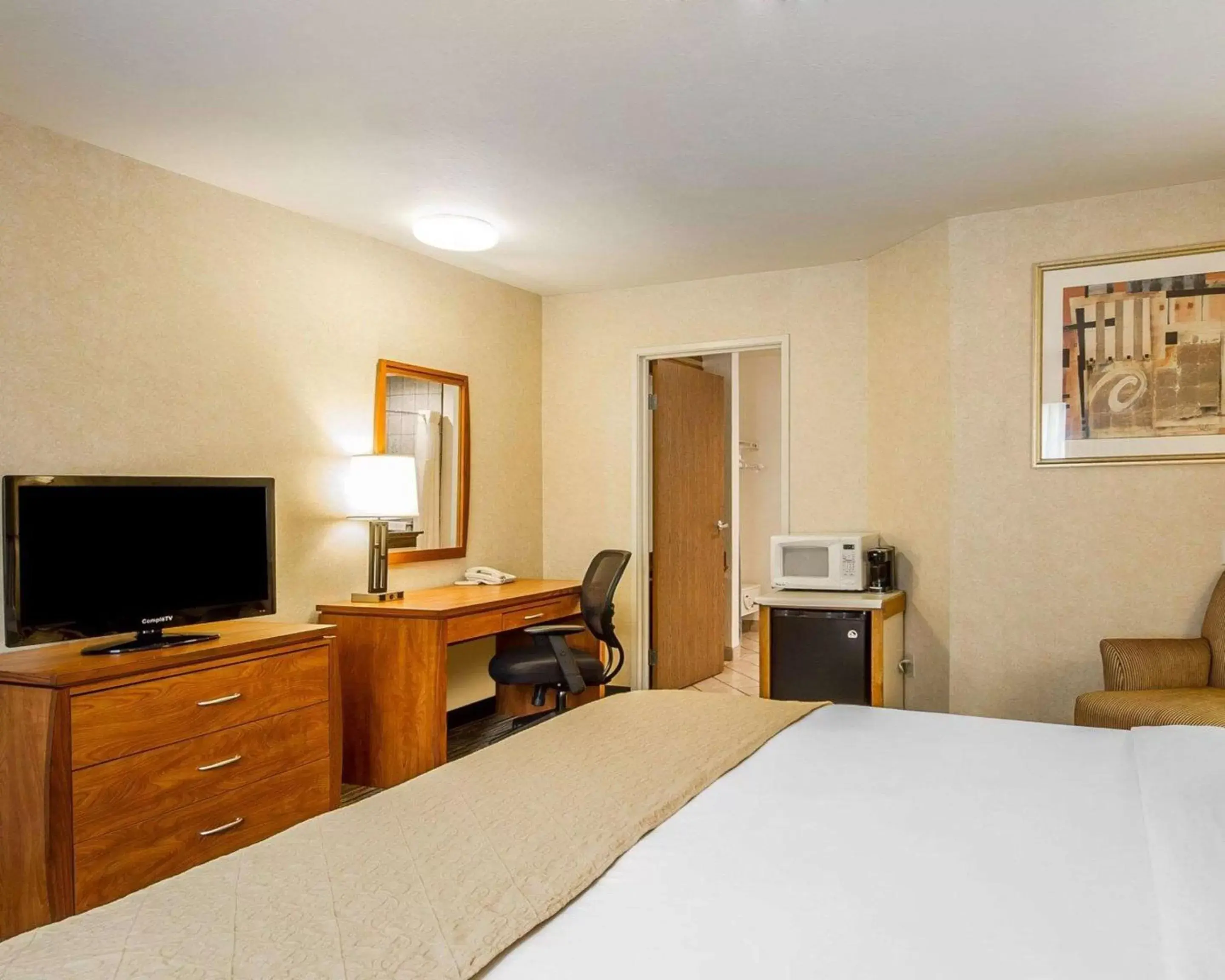 Photo of the whole room, Bed in Quality Inn Petaluma