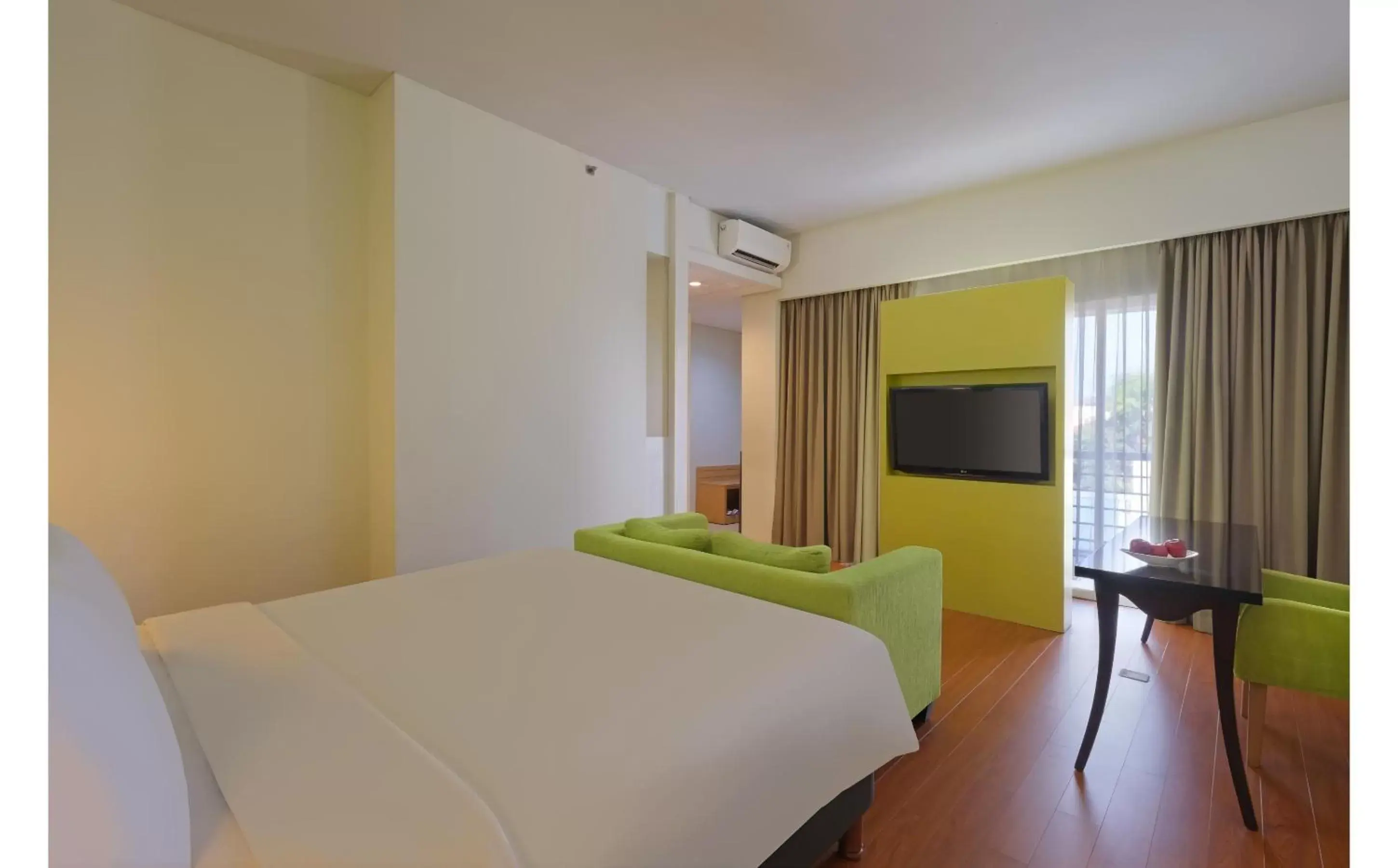 Bedroom, Bed in Quest Hotel Simpang Lima - Semarang by ASTON Bedroom, Bed in Quest Hotel Simpang Lima - Semarang by ASTON
