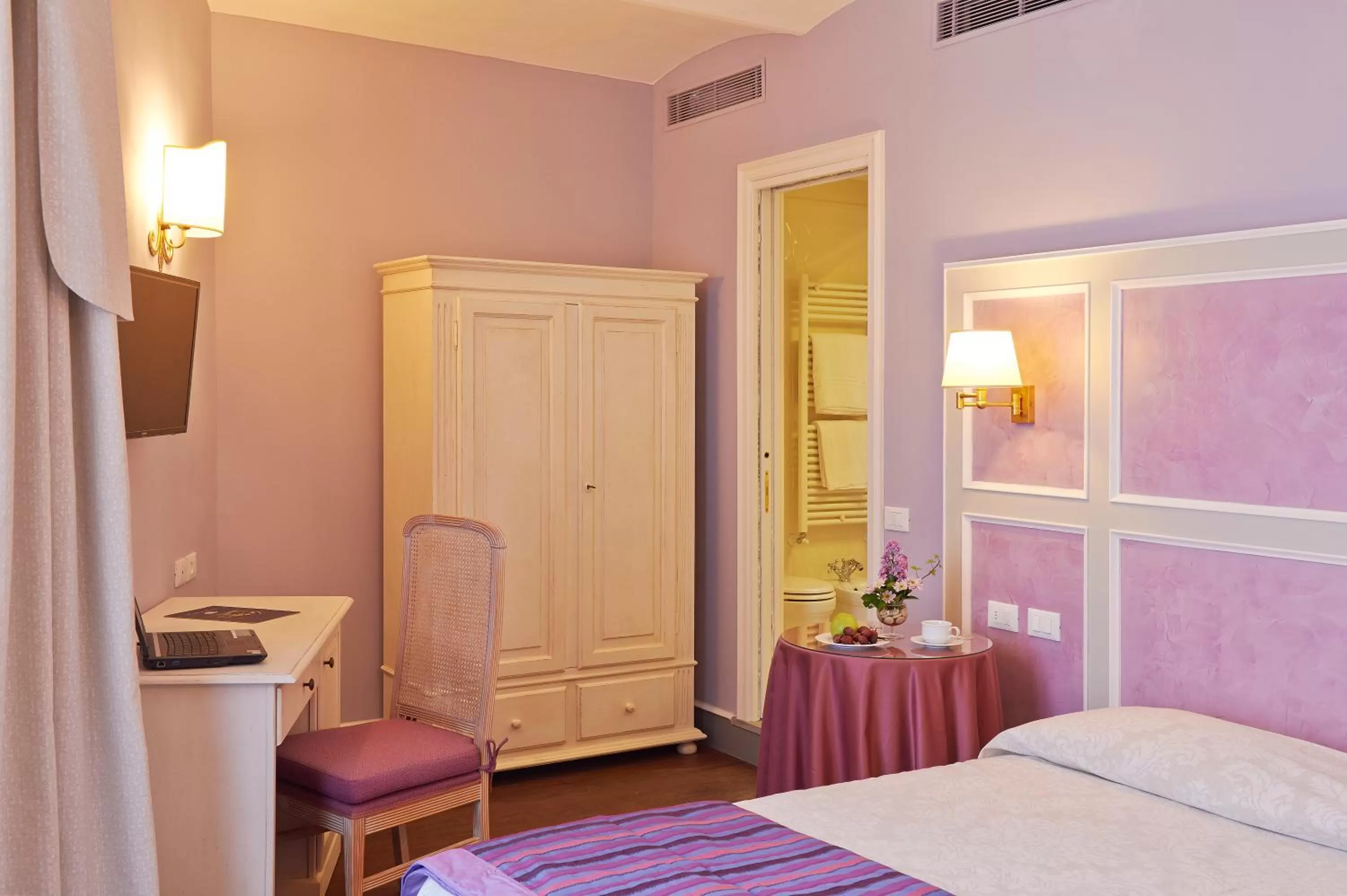 Shower, Bed in Hotel Firenze Capitale