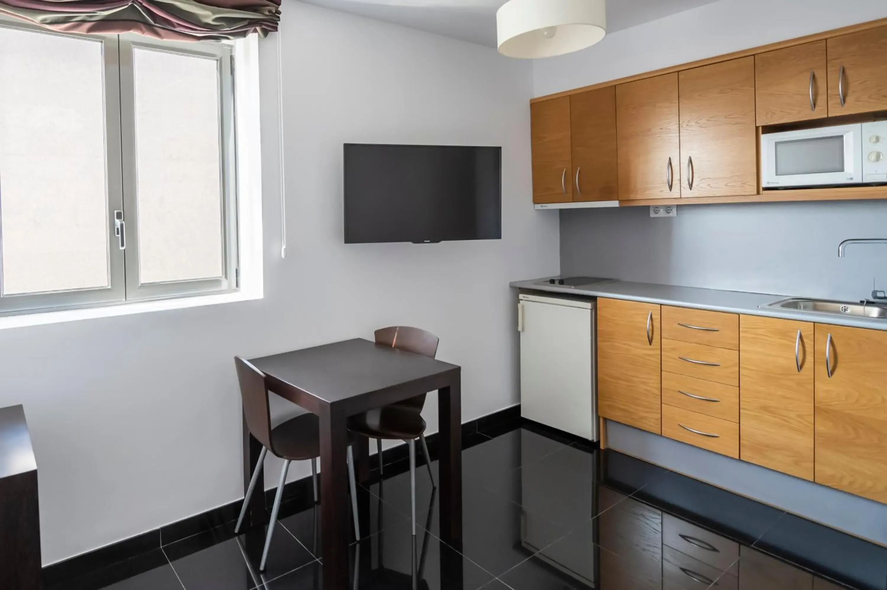 TV and multimedia, Kitchen/Kitchenette in Hesperia Fira Suites