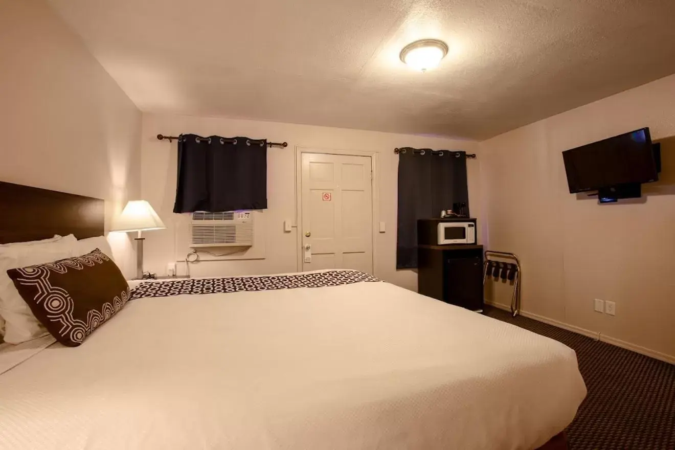 Bed in Celilo Inn Bed in Celilo Inn