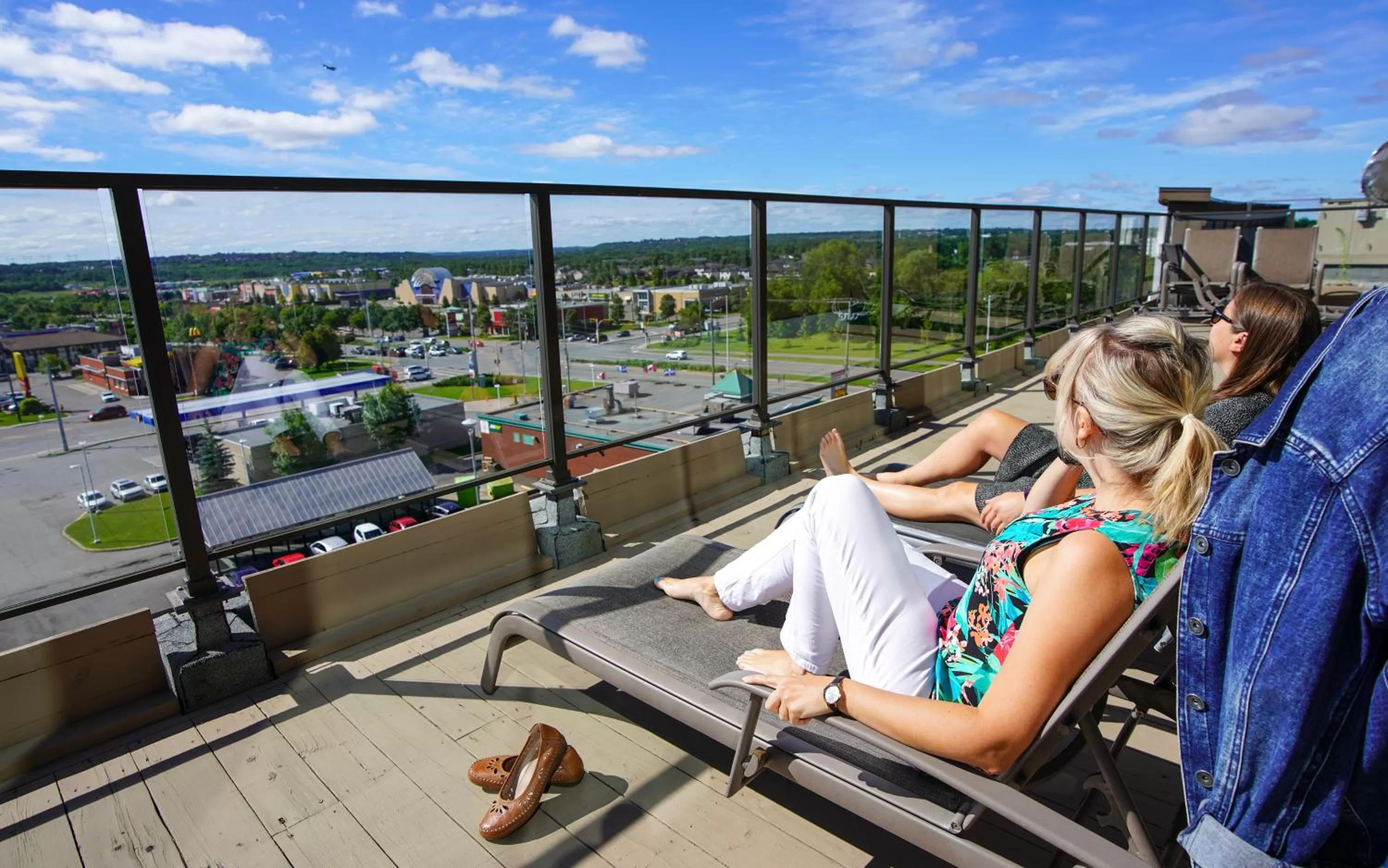 Patio in Hôtel Must Aéroport de Québec par JARO