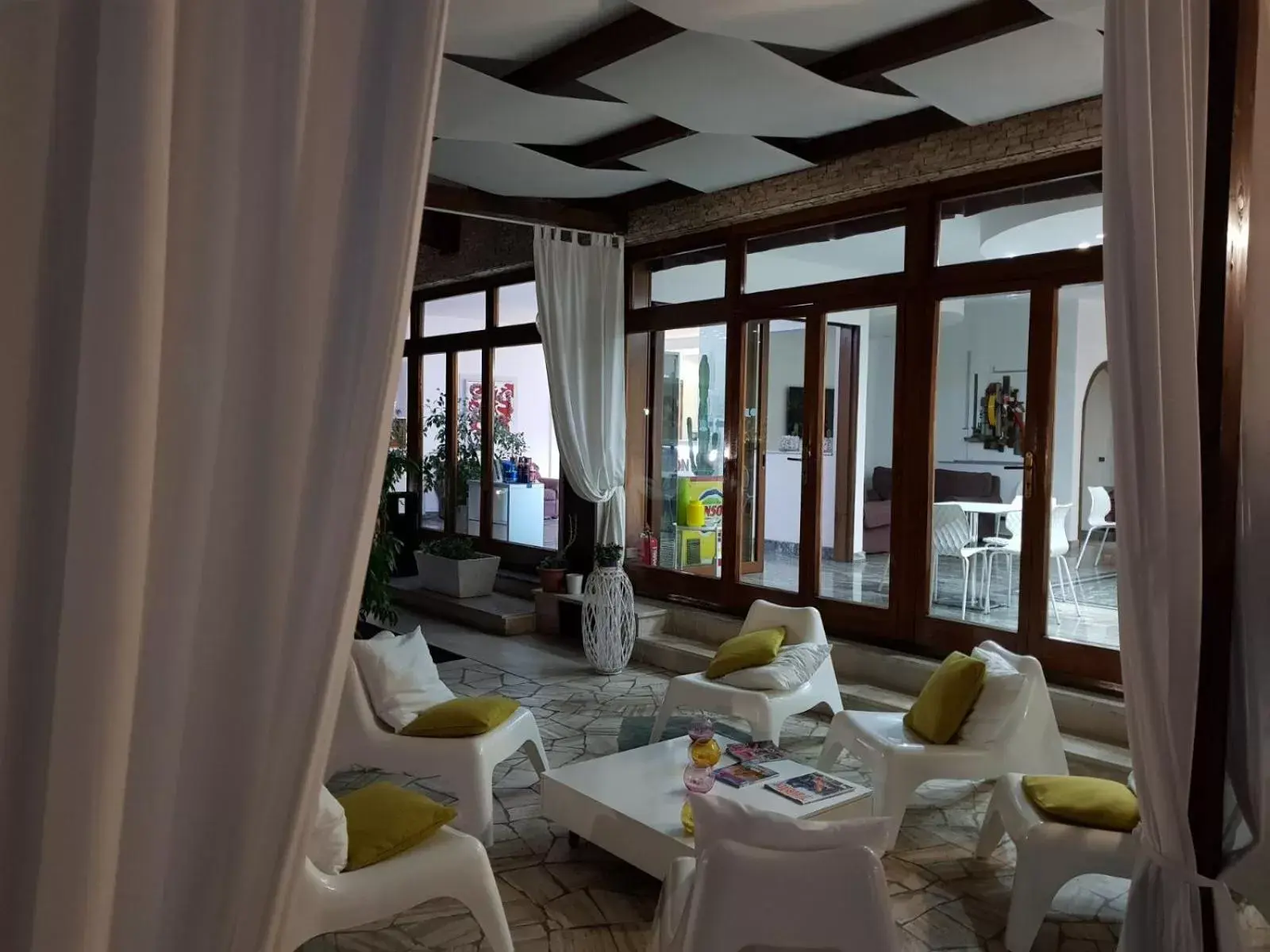 Patio, Restaurant/Places to Eat in Hotel Boomerang Roma