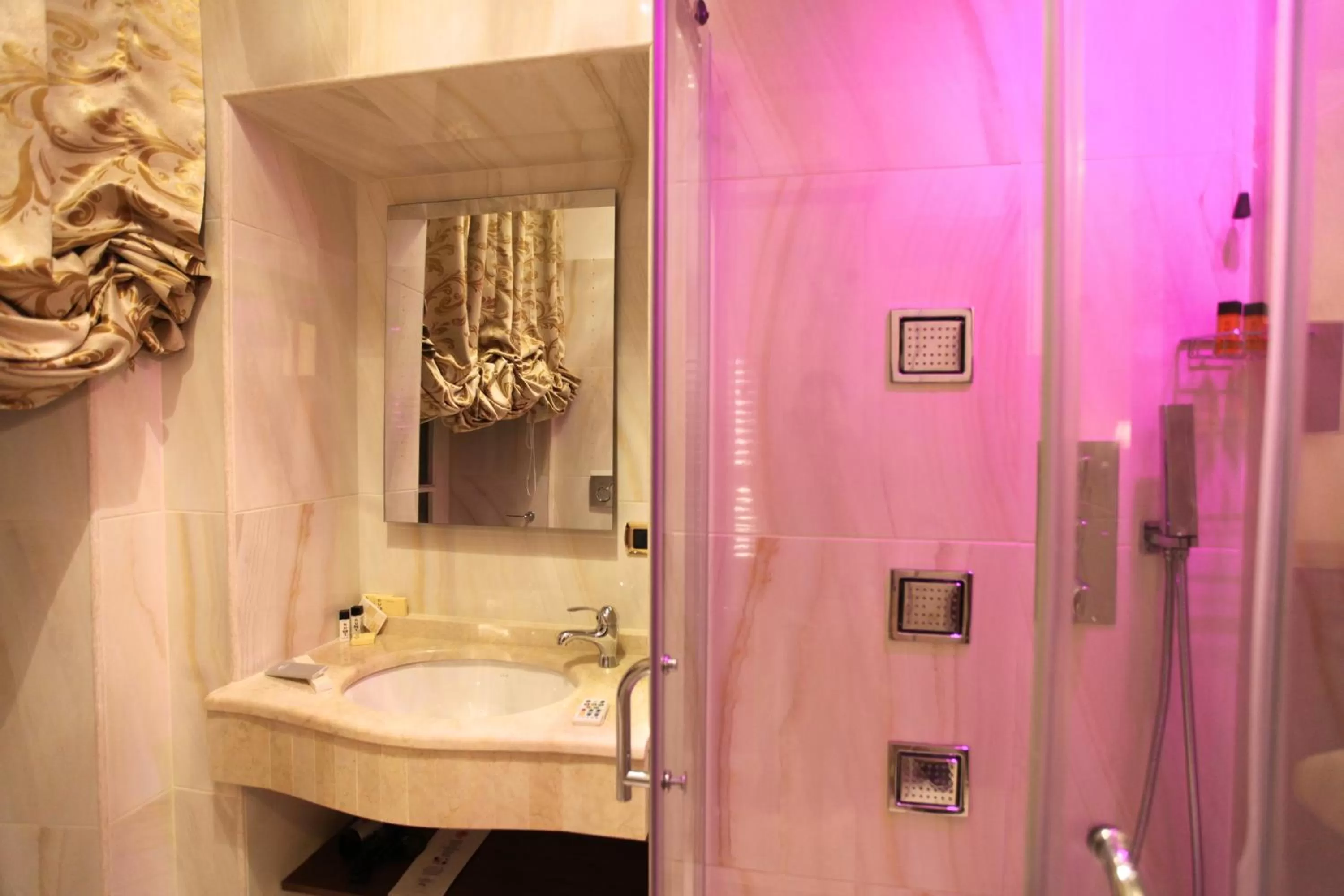 Bathroom in B&B Roma Royal Residence