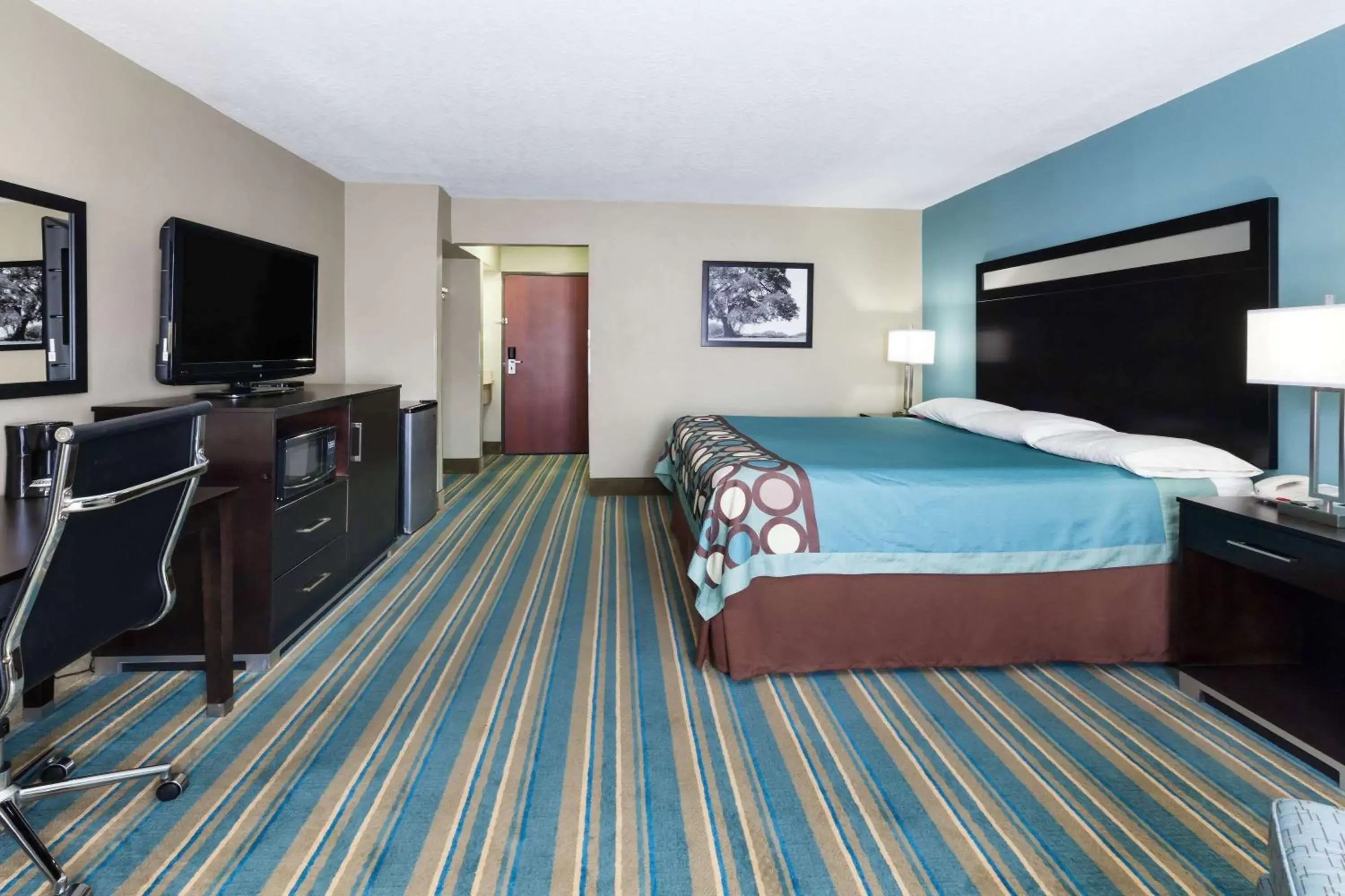 Photo of the whole room, Bed in Super 8 by Wyndham Sulphur