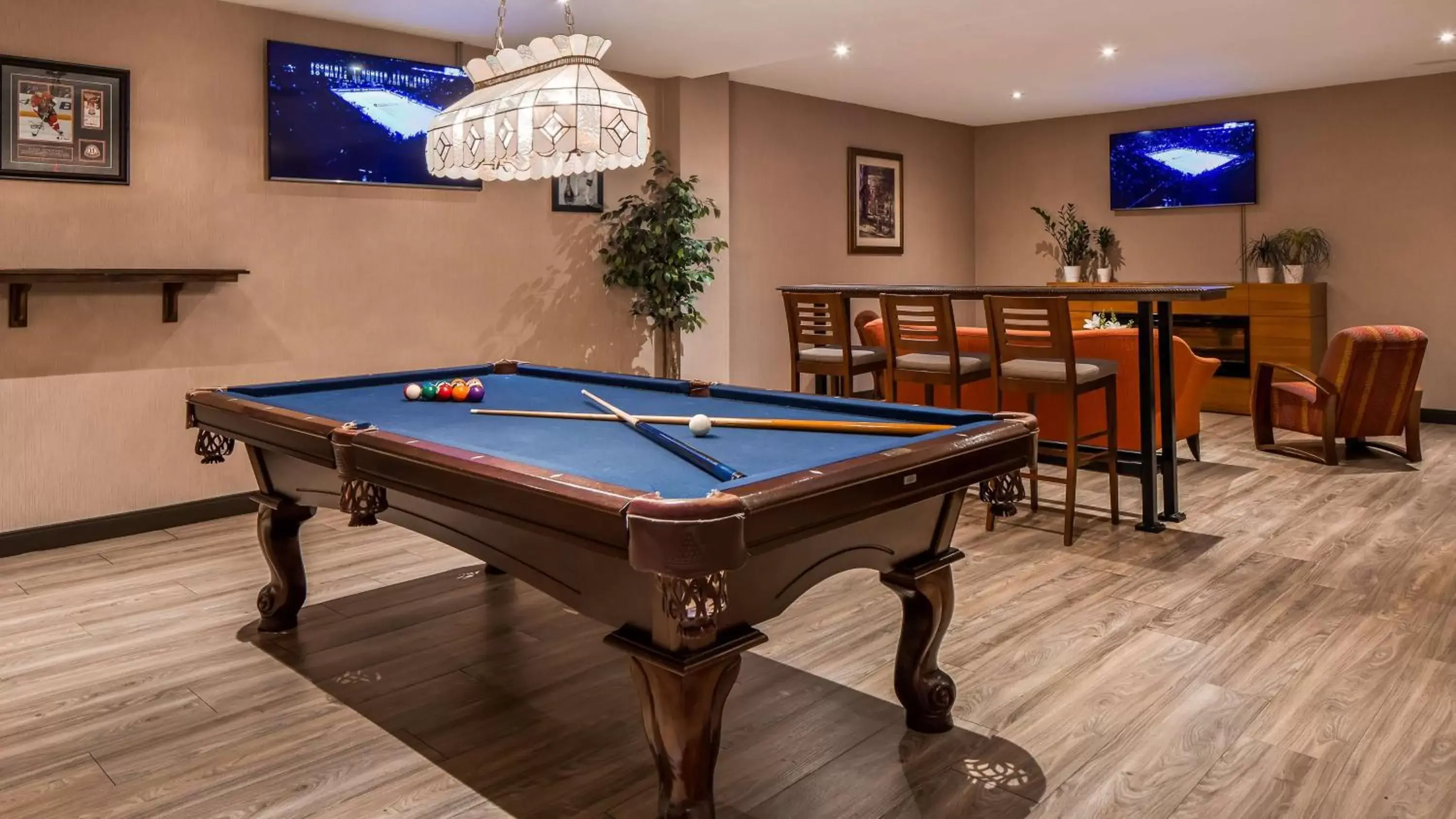 Lounge or bar, Billiards in Best Western Plus Ottawa City Centre