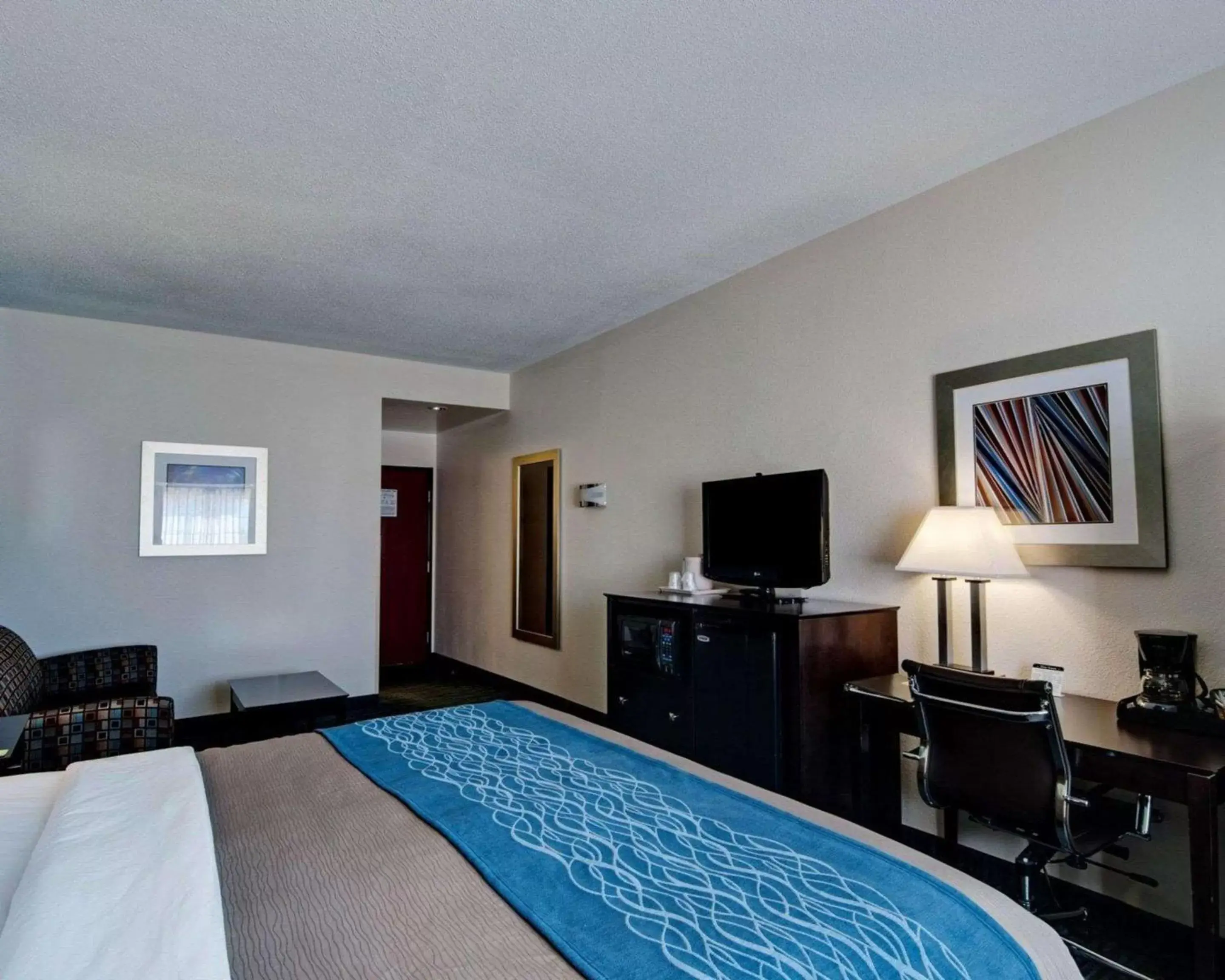 Photo of the whole room, Bed in Comfort Inn Mount Airy