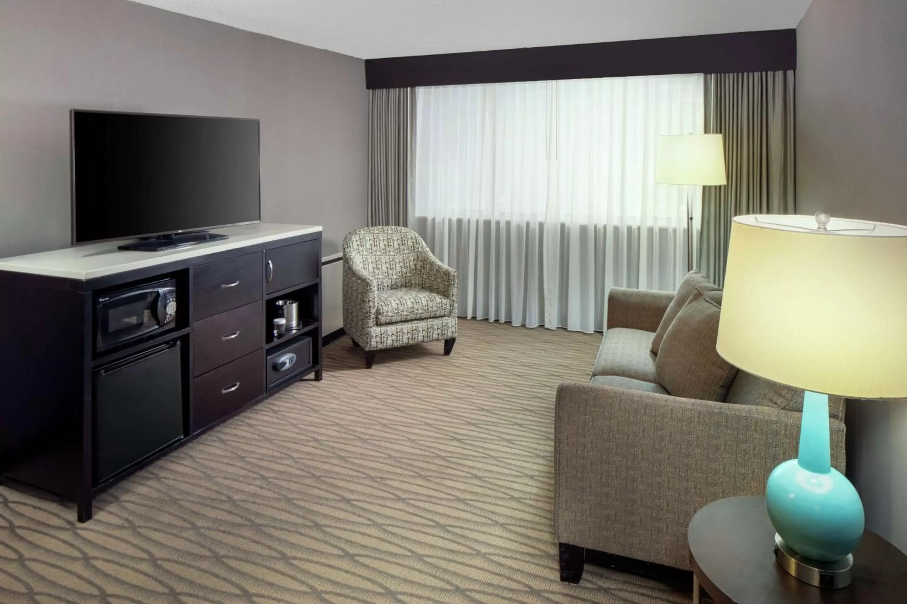 Bedroom, TV/Entertainment Center in DoubleTree by Hilton Cleveland – Westlake