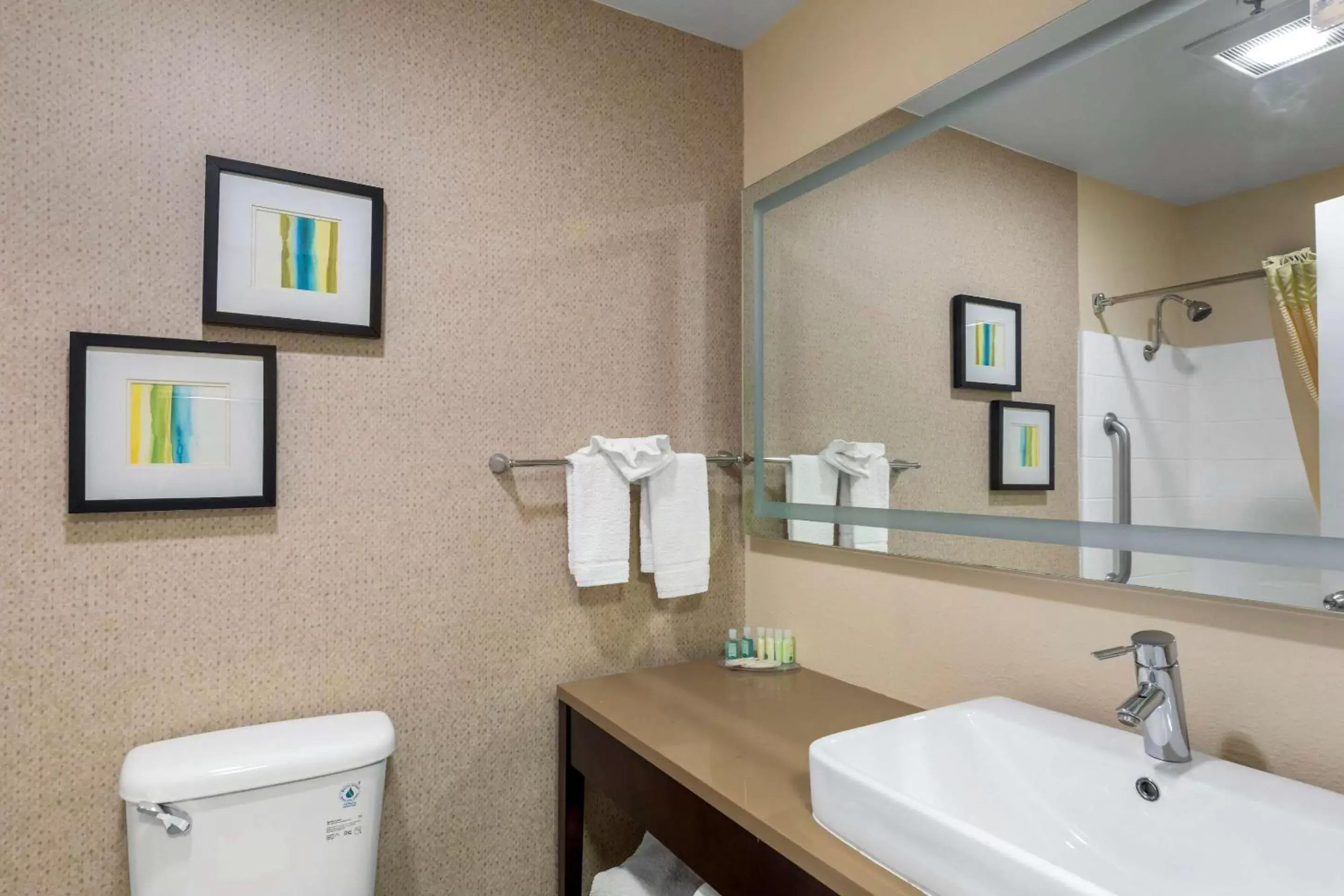 Bedroom, Bathroom in Quality Inn & Suites Camarillo-Oxnard