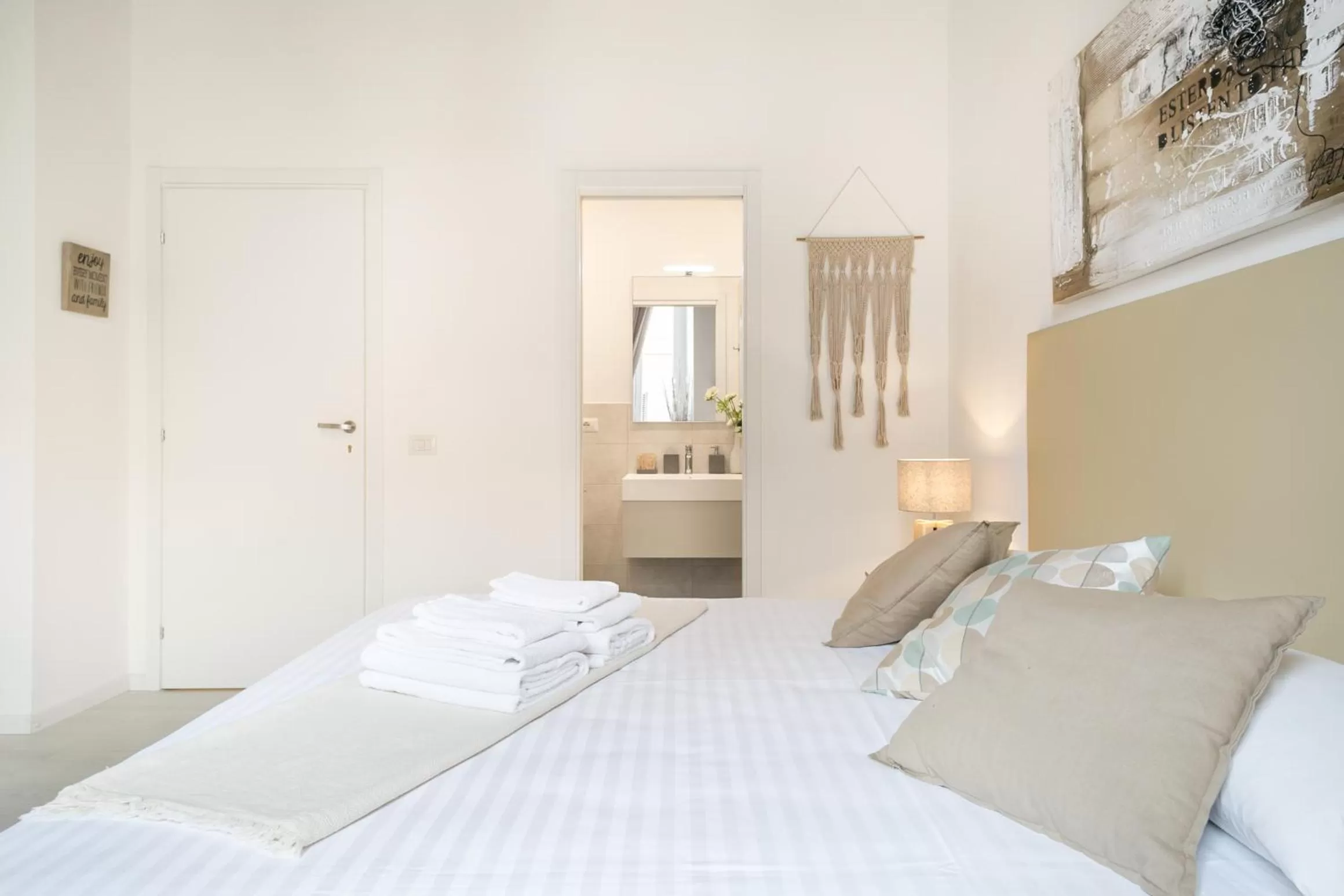 Bed in White Ostilia B&B