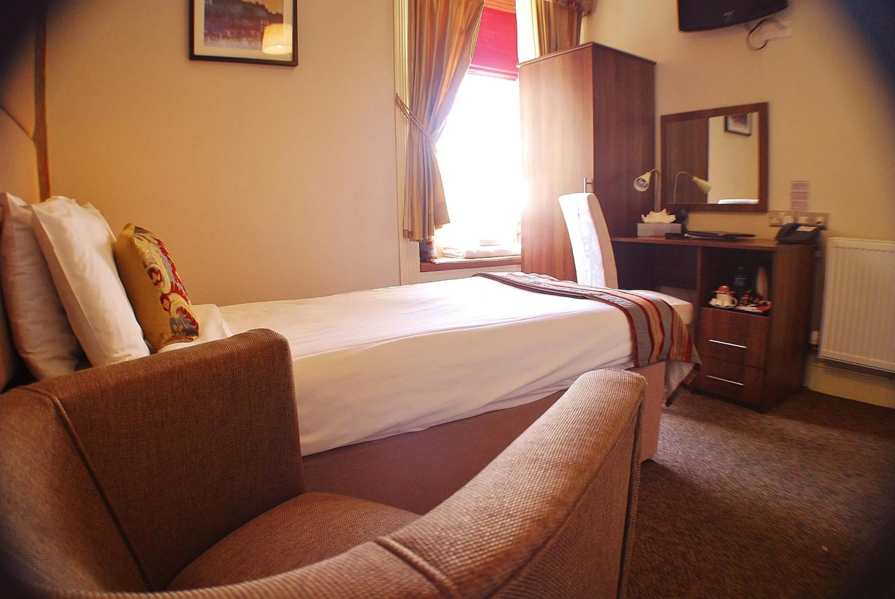 Photo of the whole room, Bed in The Salisbury Hotel