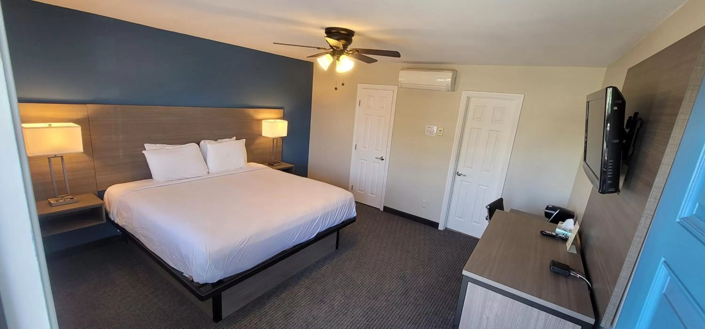 Photo of the whole room, Bed in Beachwalker Inn & Suites