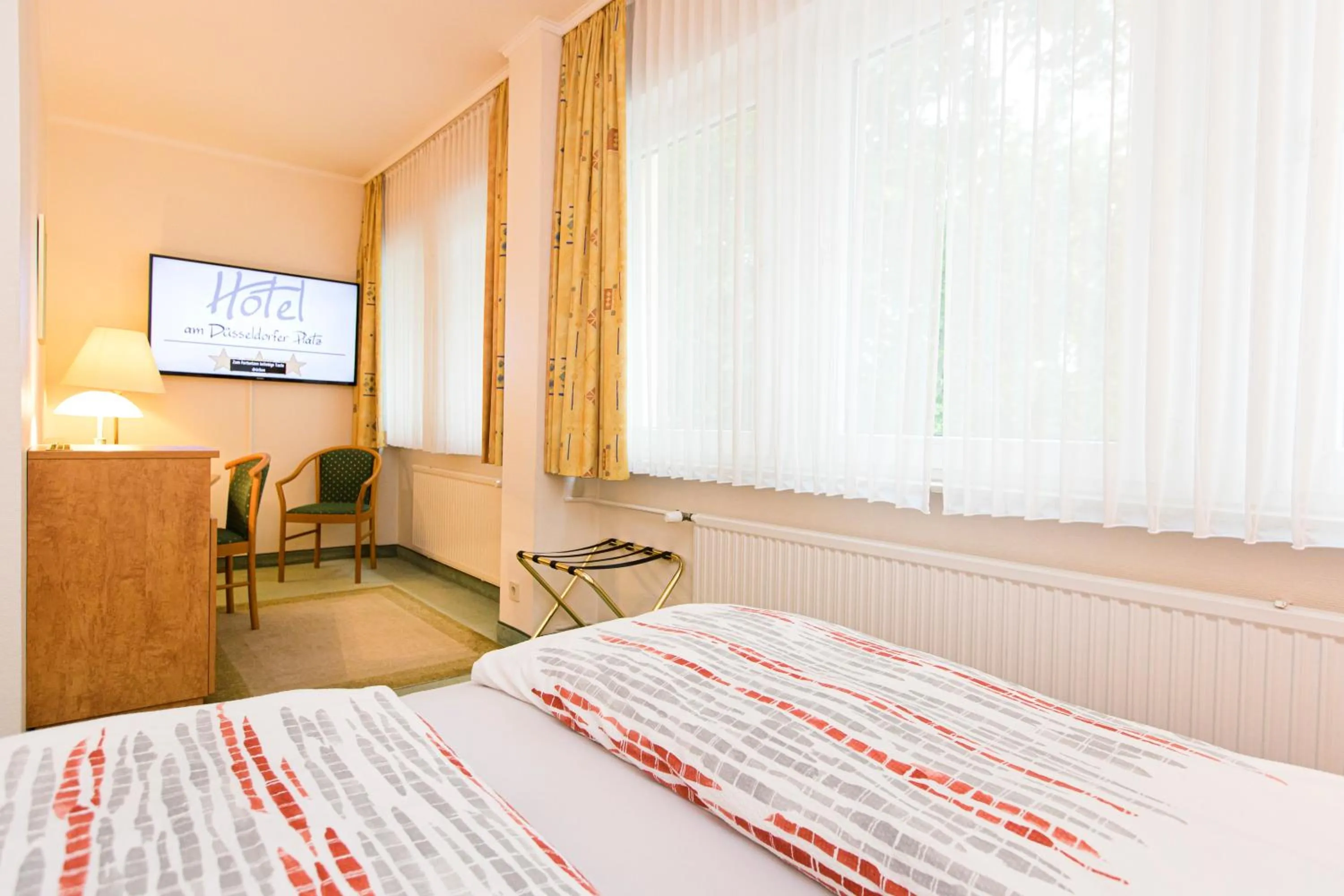 Photo of the whole room, Bed in Hotel Am Düsseldorfer Platz