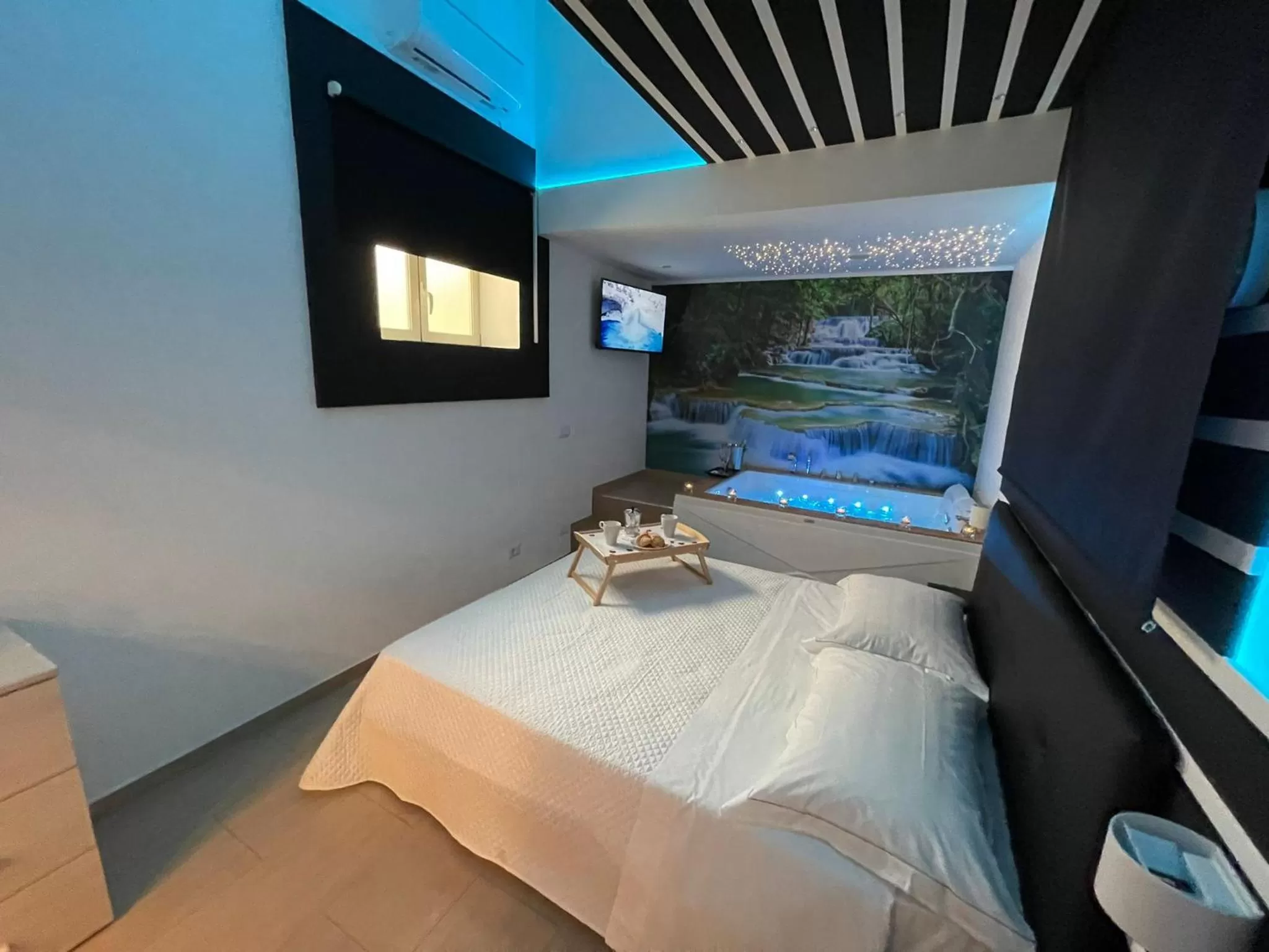 Photo of the whole room, Bed in Suite Ciclopi Acitrezza