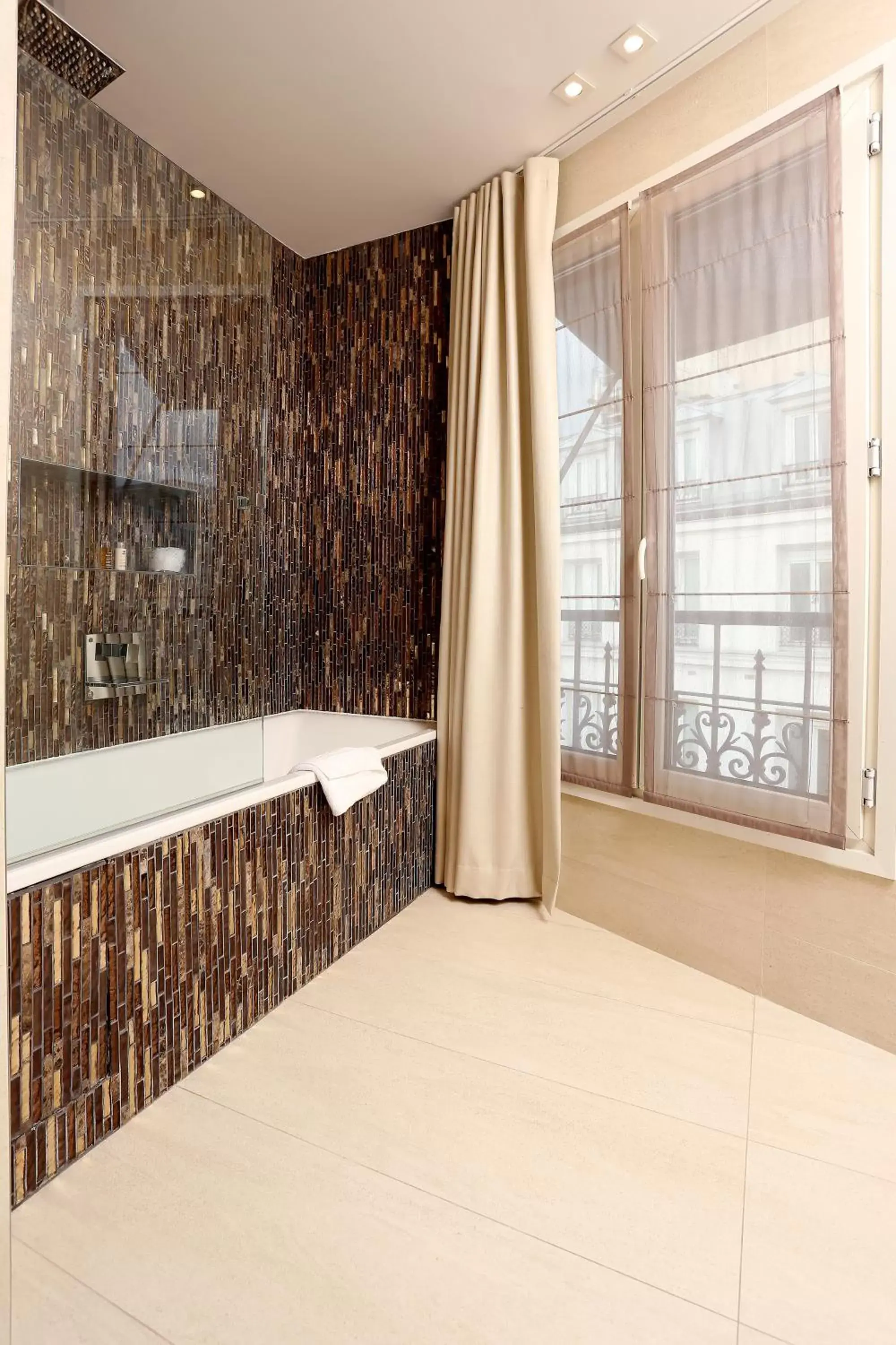 Bathroom in Hôtel Elysées Paris