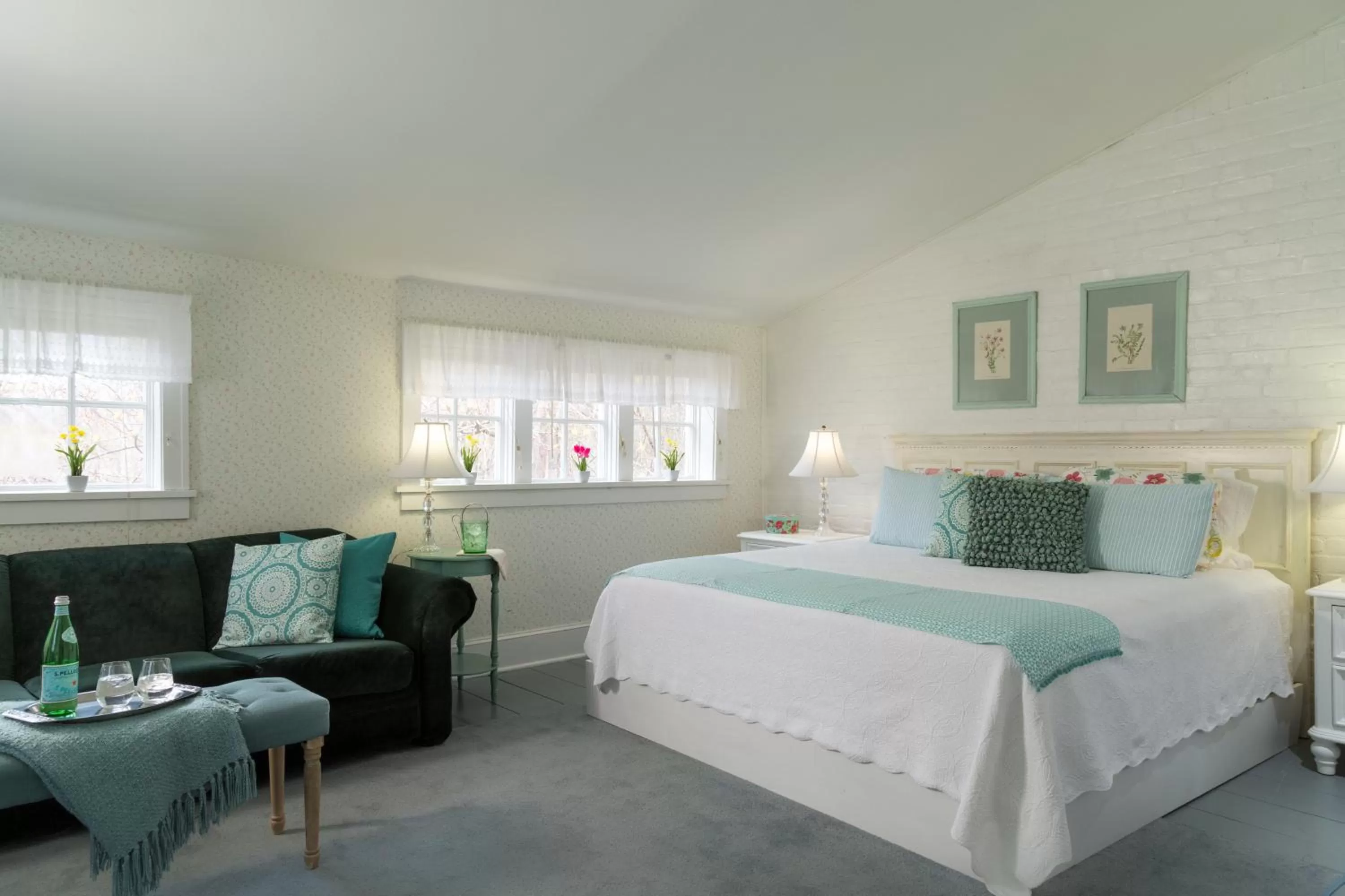 Photo of the whole room, Bed in Four Chimneys Inn