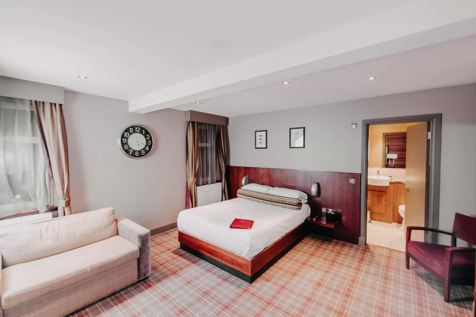 Bedroom in Lynnhurst Hotel