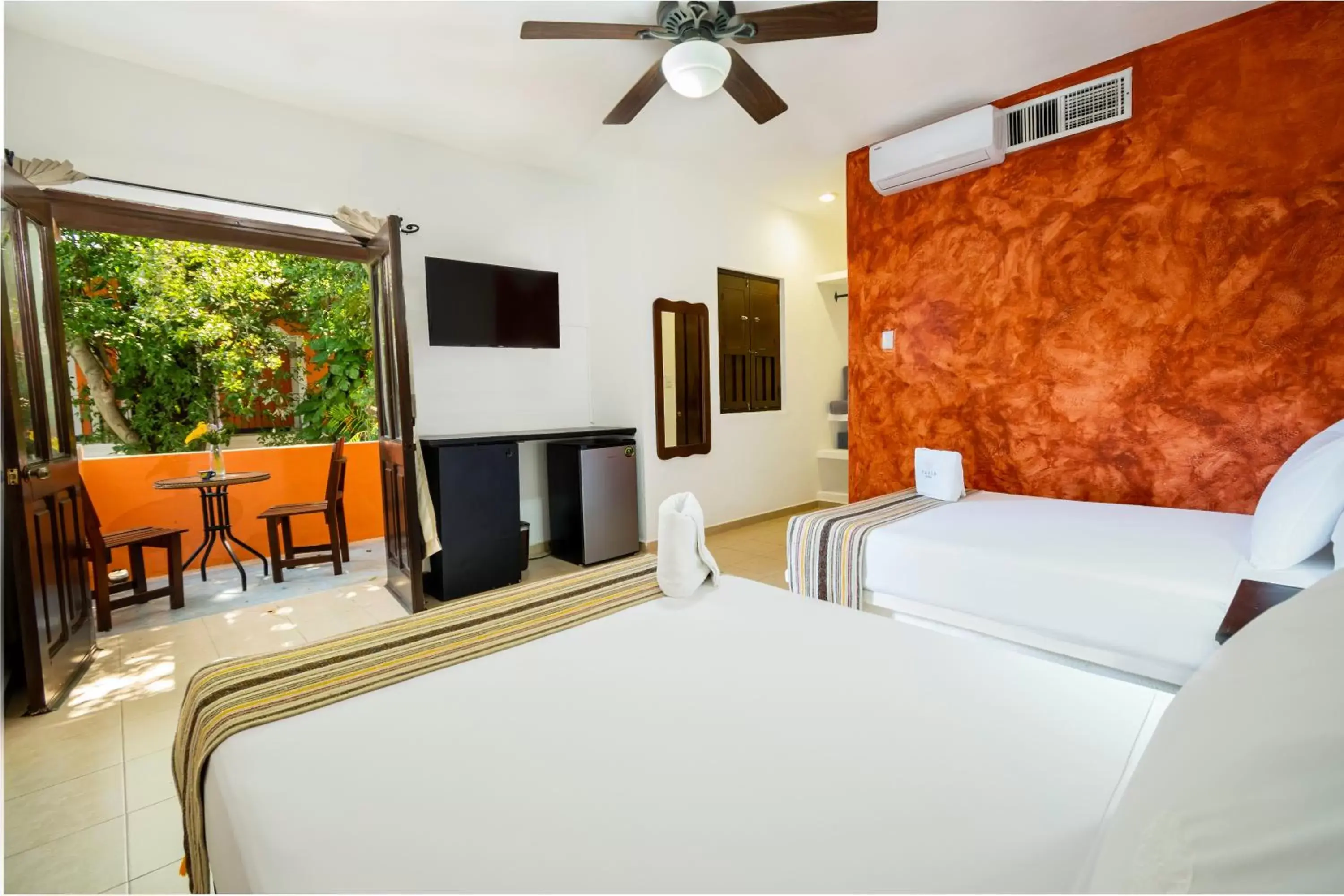 Photo of the whole room, Bed in Hotel Casa de las Flores